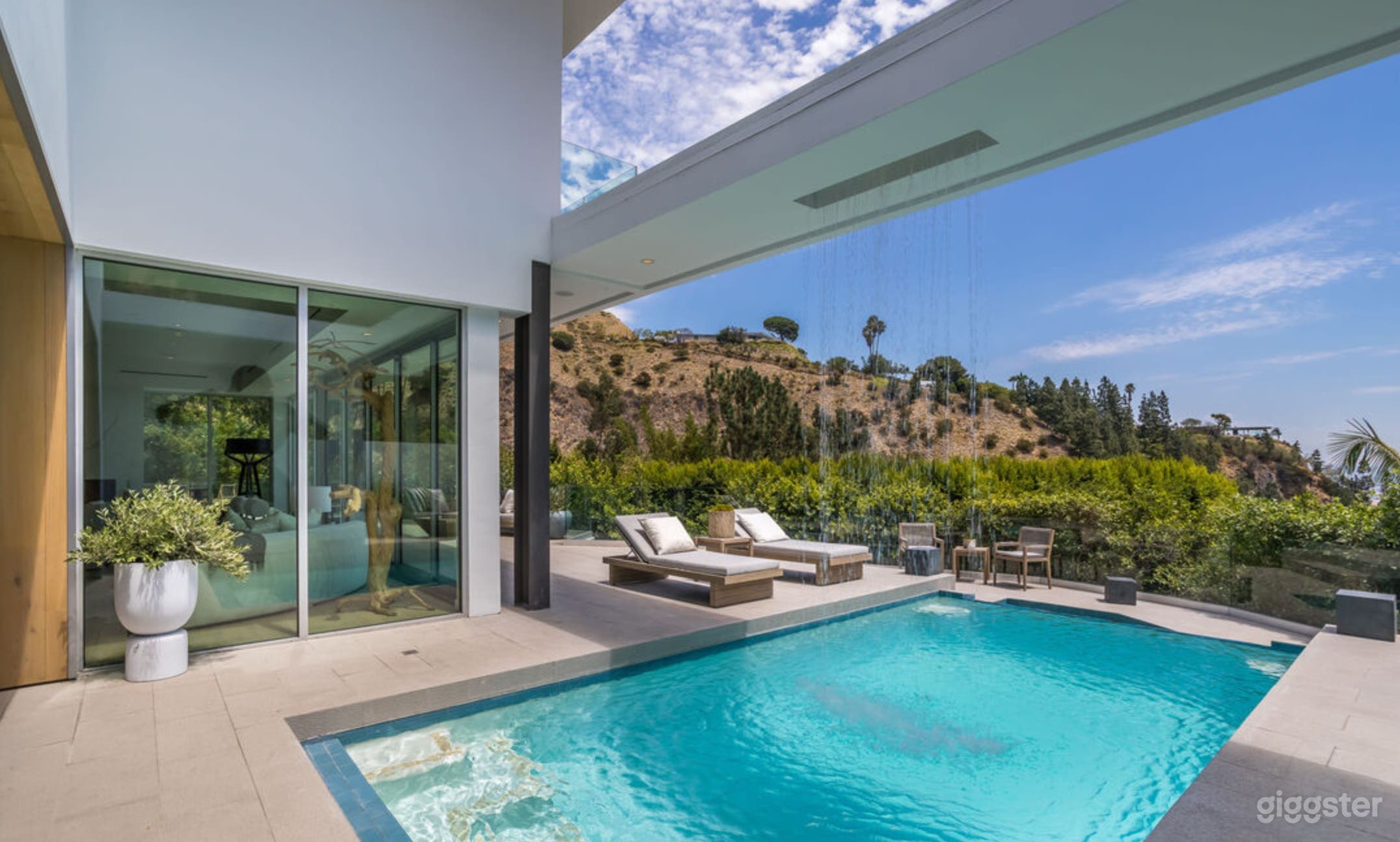 HILLSIDE RETREAT CINEMATIC ESTATE Photo 4