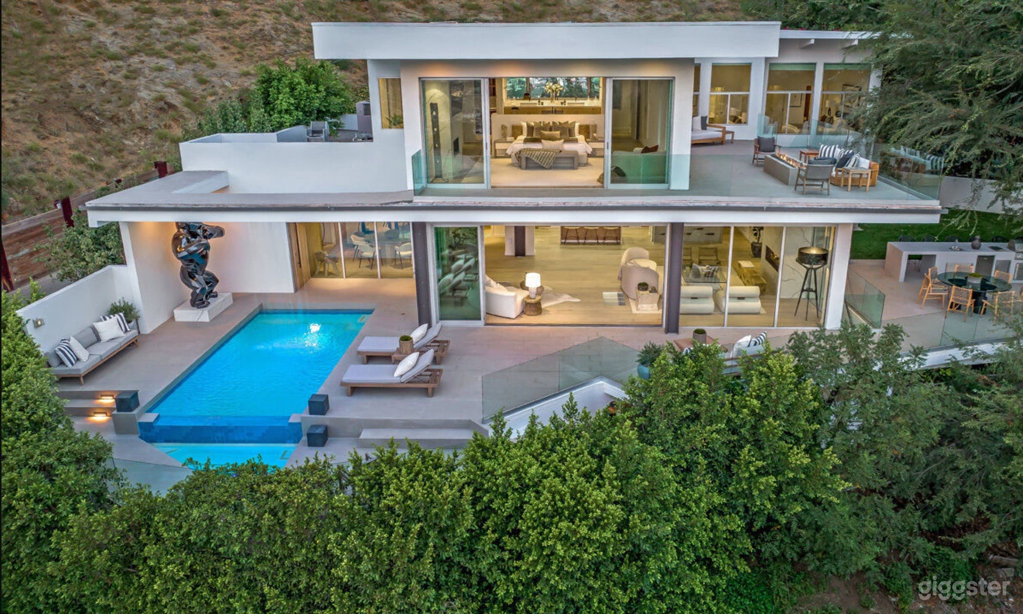 HILLSIDE RETREAT CINEMATIC ESTATE Photo 2