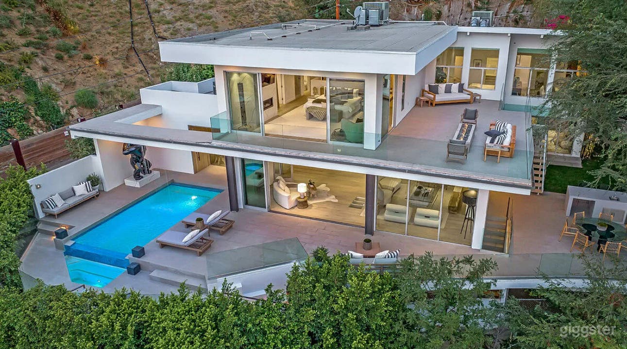 HILLSIDE RETREAT CINEMATIC ESTATE Photo 3