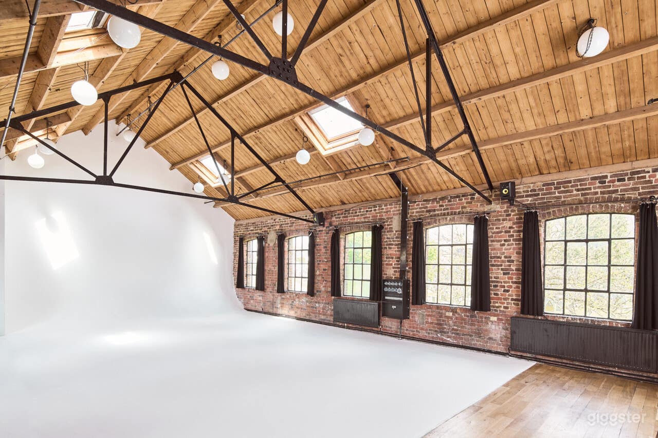 Modern Studio 1 Photo 3