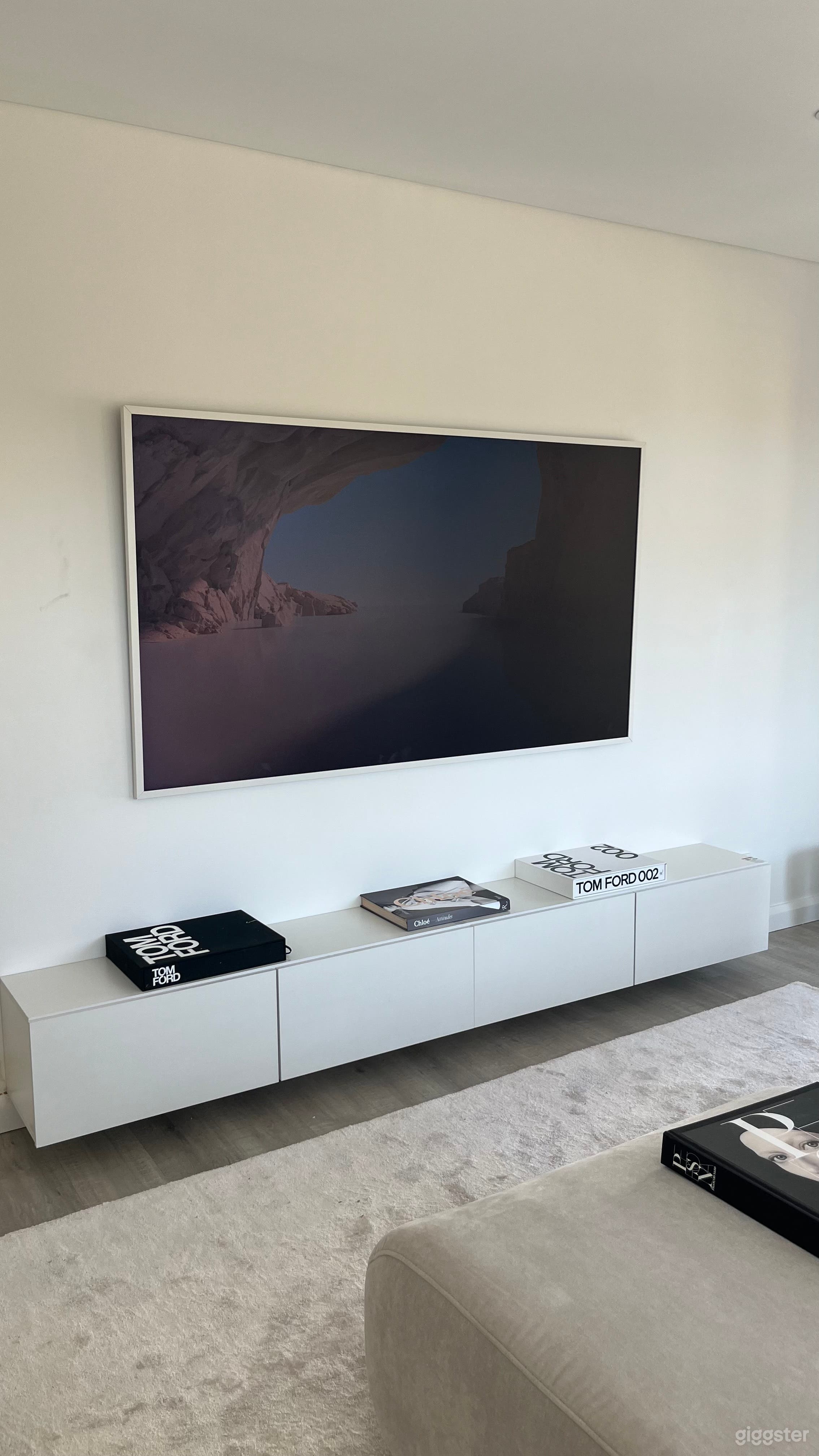 Beautifully lit, modern and stylish apartment. Photo 2