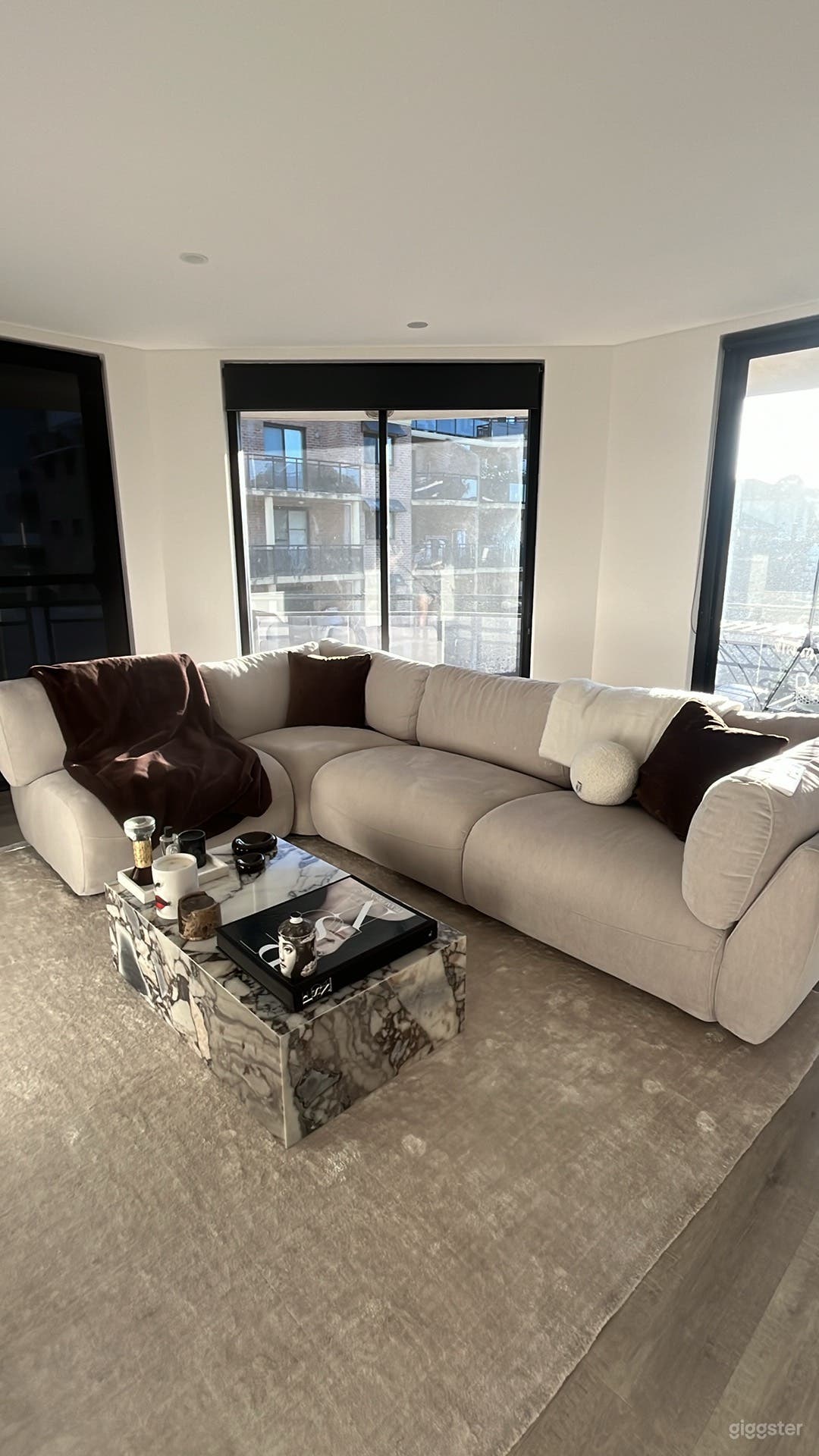 Beautifully lit, modern and stylish apartment. Photo 4