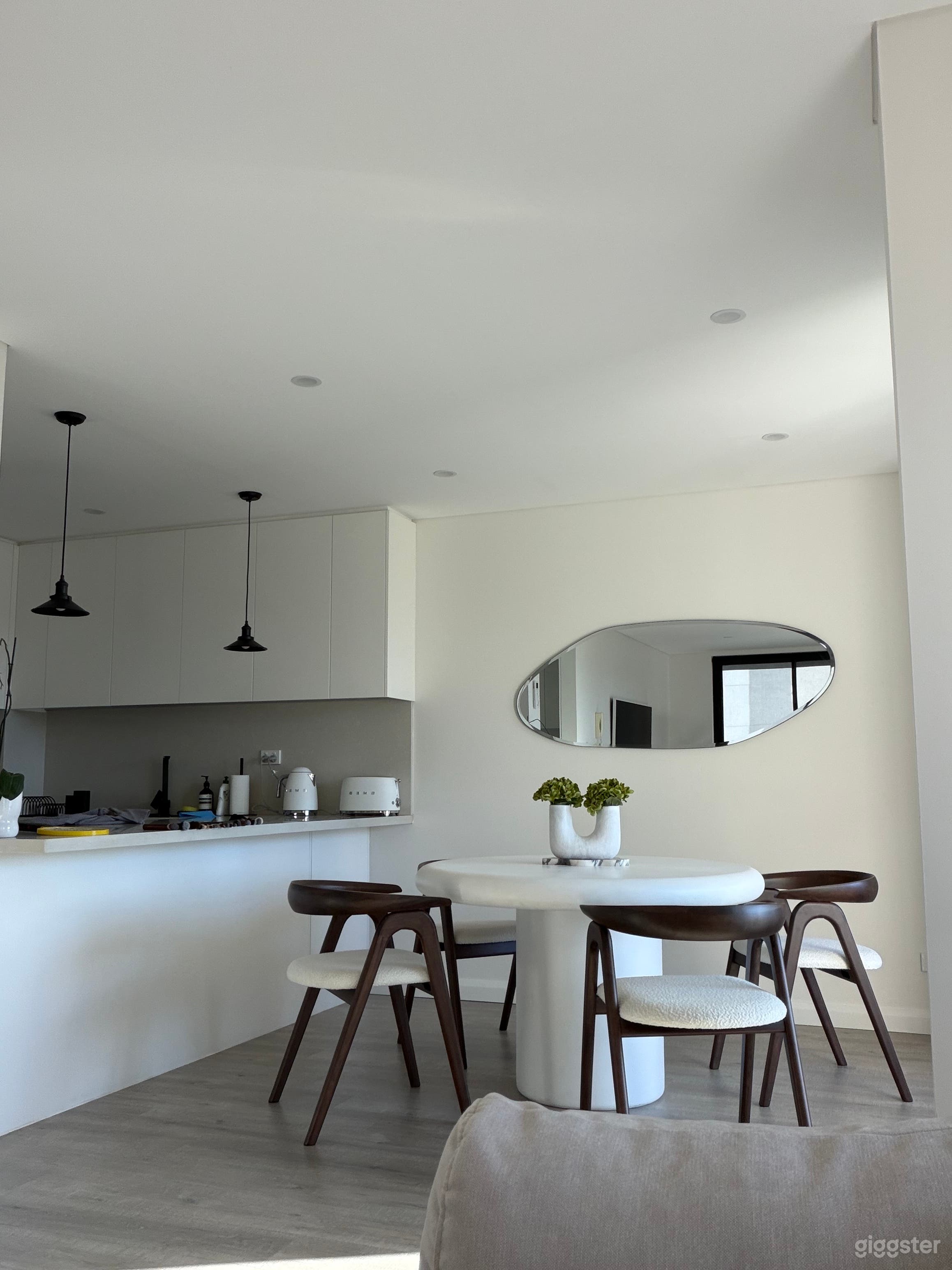 Beautifully lit, modern and stylish apartment. Photo 3