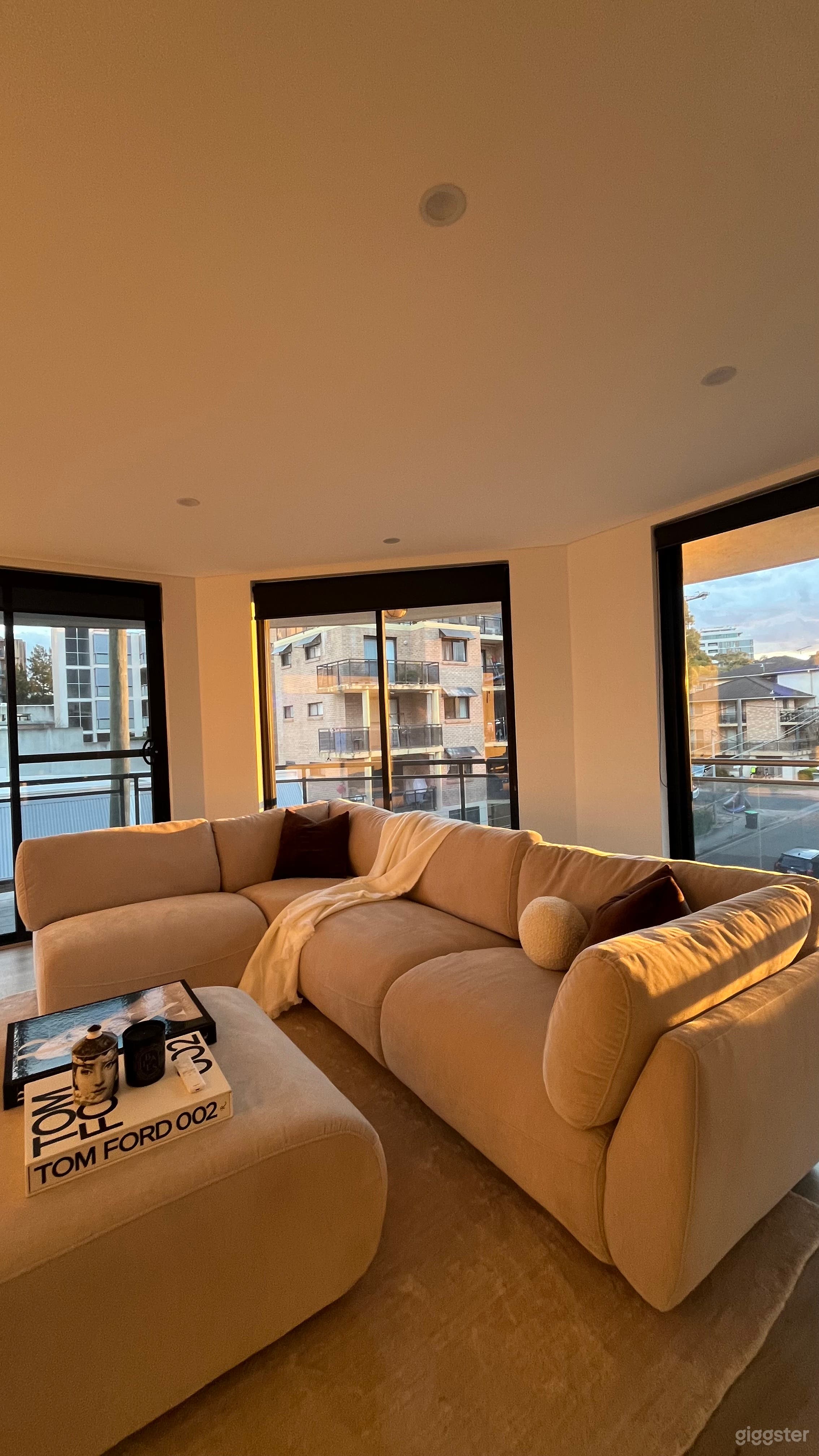 Beautifully lit, modern and stylish apartment. Photo 1
