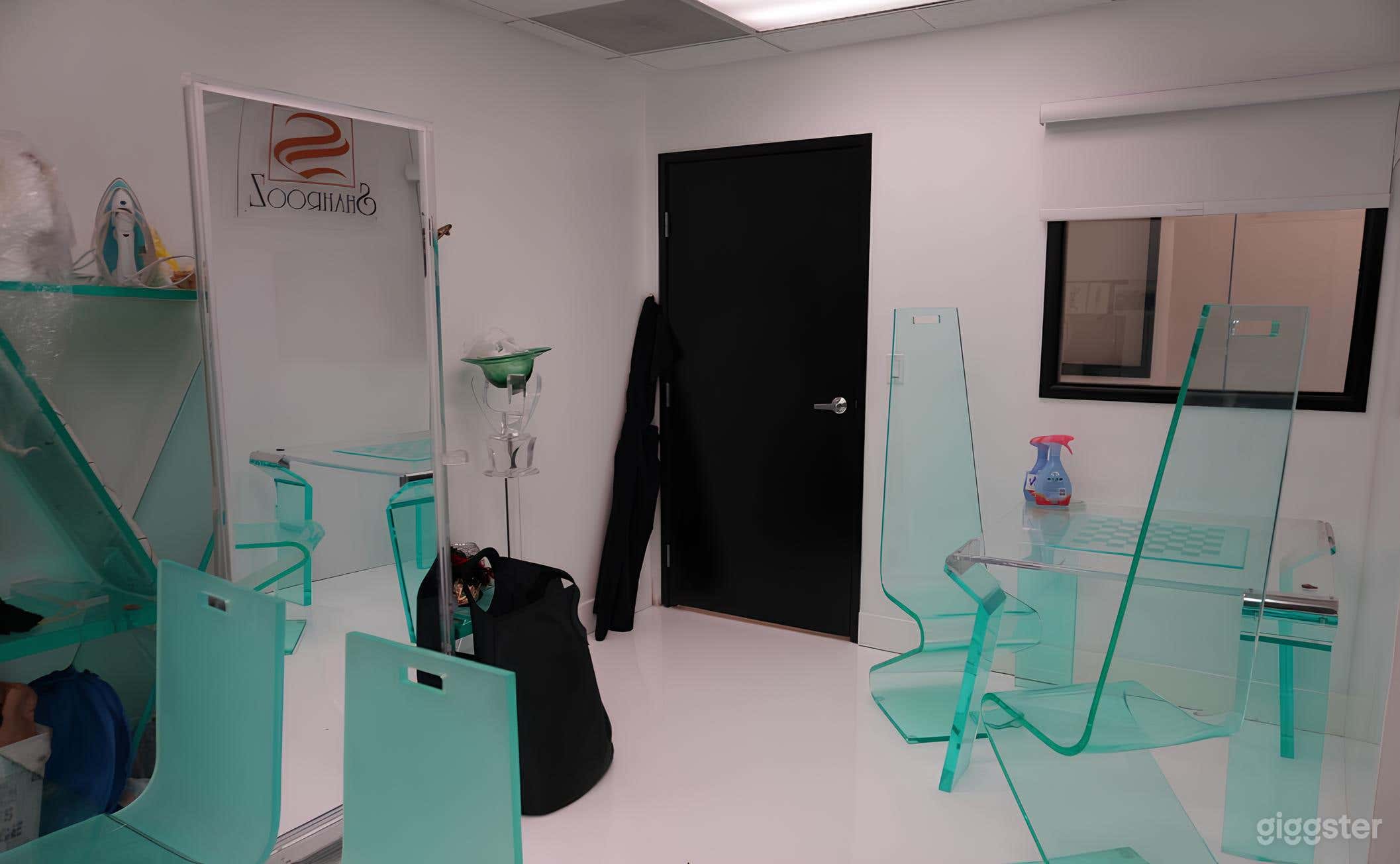 Classy Theatre Dressing Room Photo 4