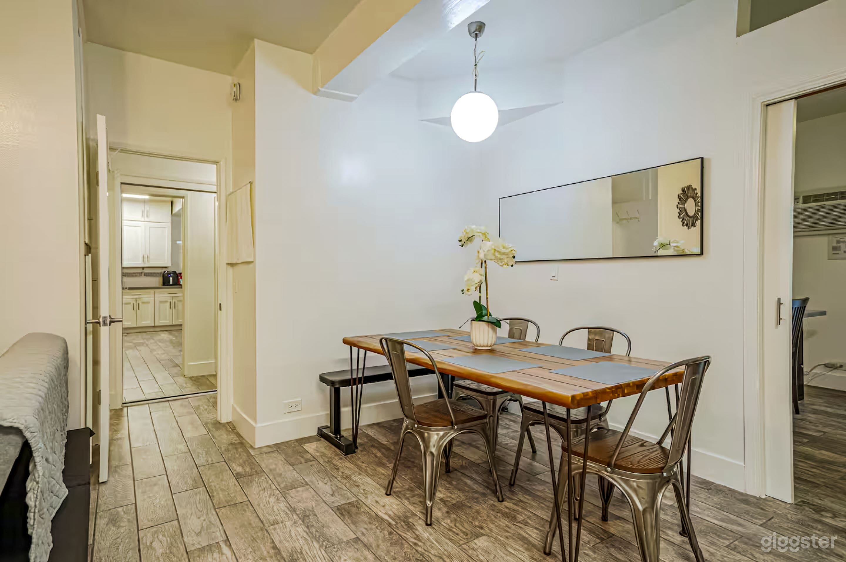 Cozy 2-BR Westwood Condo — Fast WiFi, Pool, Patio Photo 3