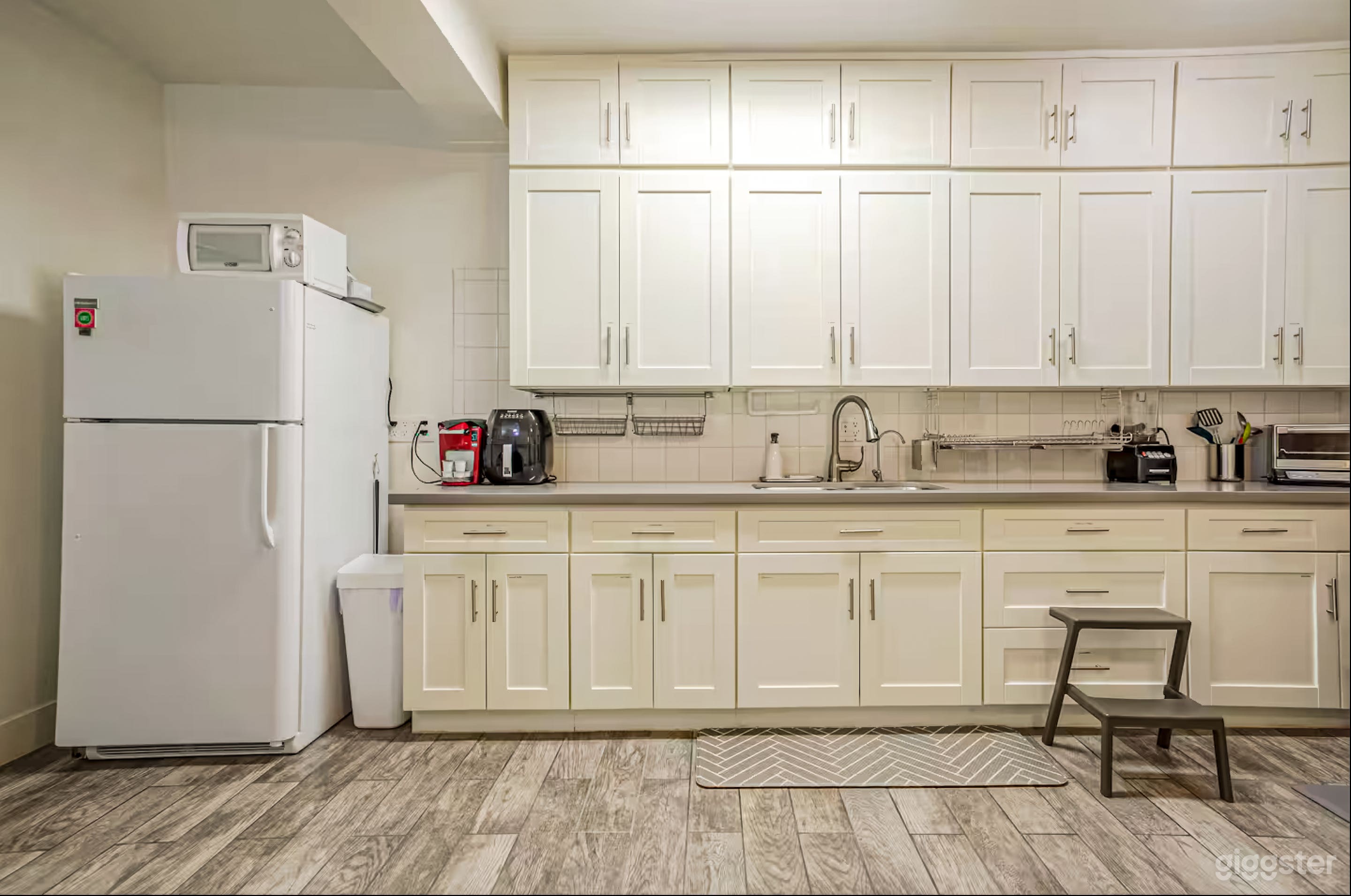 Cozy 2-BR Westwood Condo — Fast WiFi, Pool, Patio Photo 4