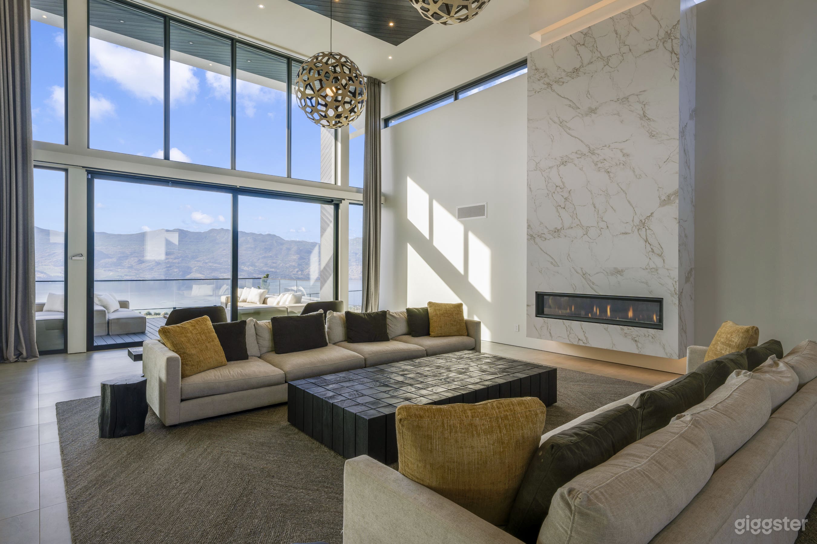 Luxury Lakeview Mansion  Photo 2