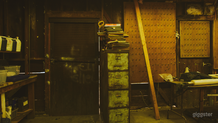  Run-Down Rustic Barn/Factory Warehouse + Workshop 