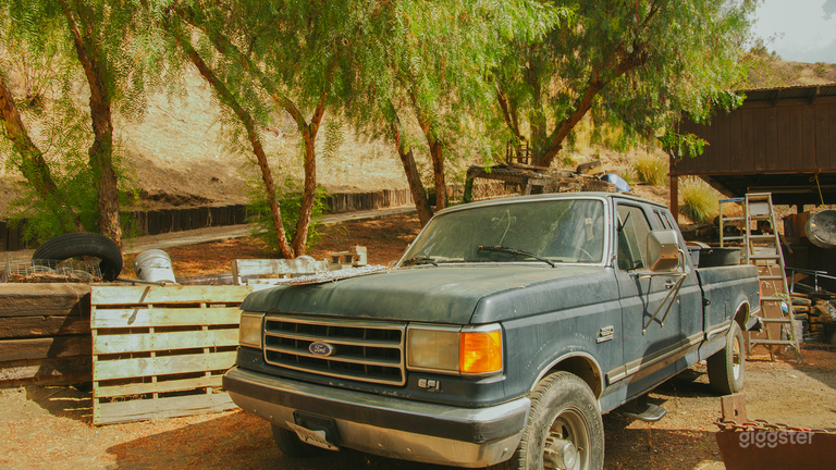  Run-Down Rustic Barn/Factory Warehouse + Workshop 