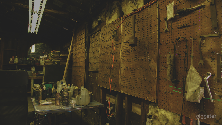  Run-Down Rustic Barn/Factory Warehouse + Workshop 