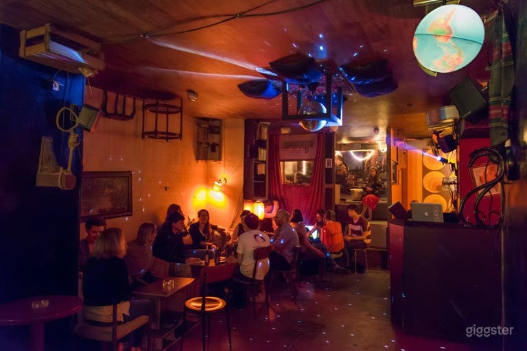  Buzzy Bar | Lugar de Conciertos en un Antiguo Burdel 