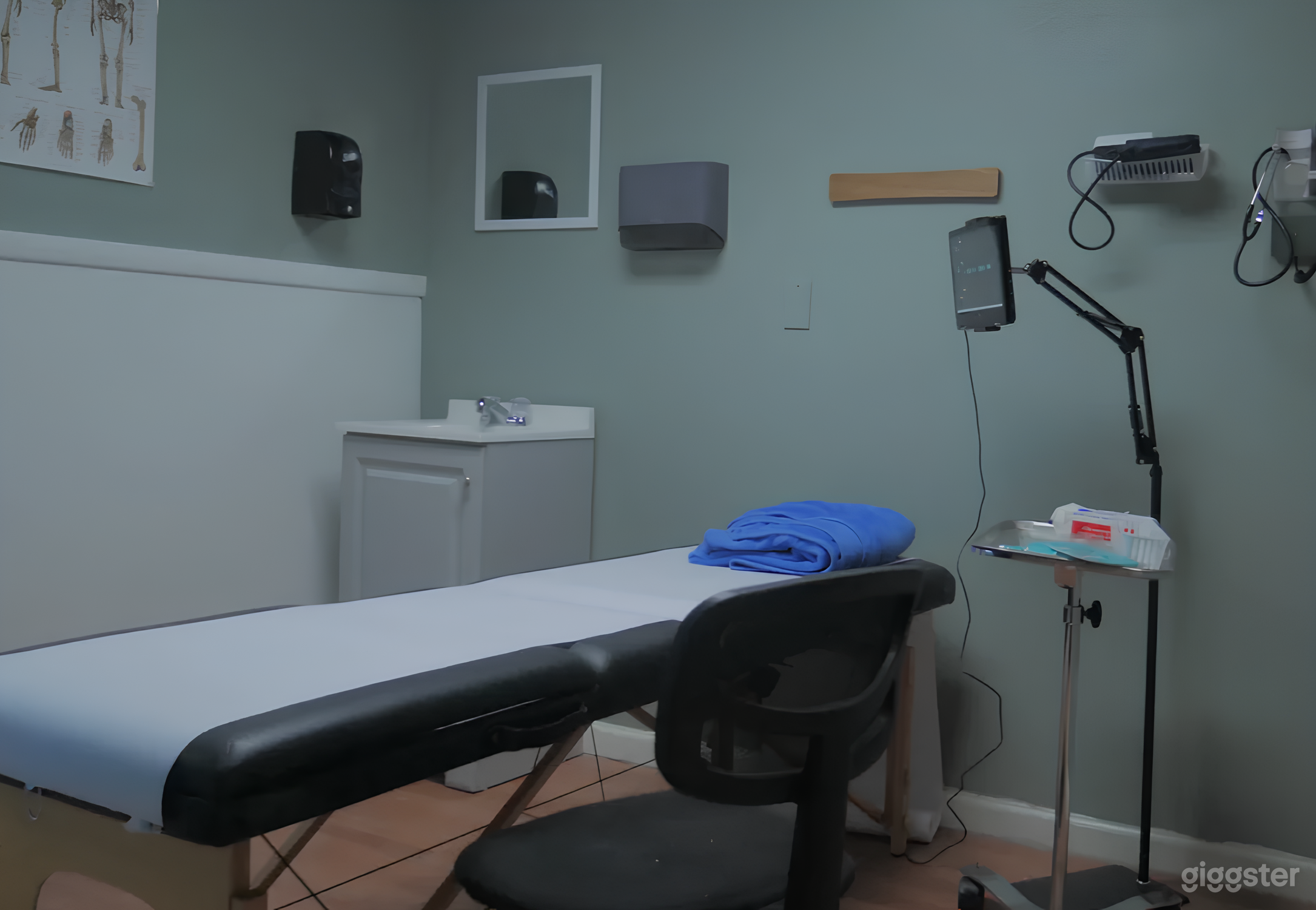 Doctor's Office Set / Hospital Room Photo 3
