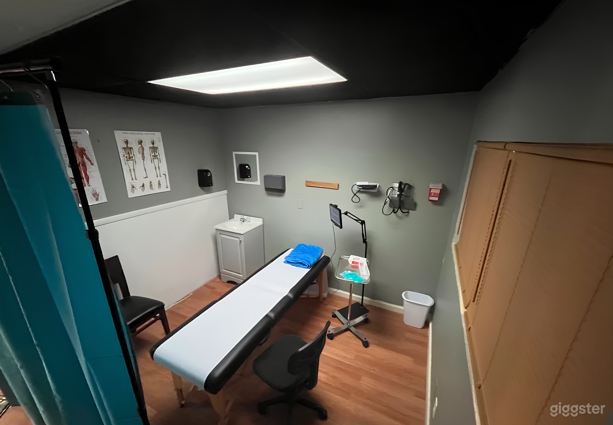 Doctor's Office Set / Hospital Room Photo 1