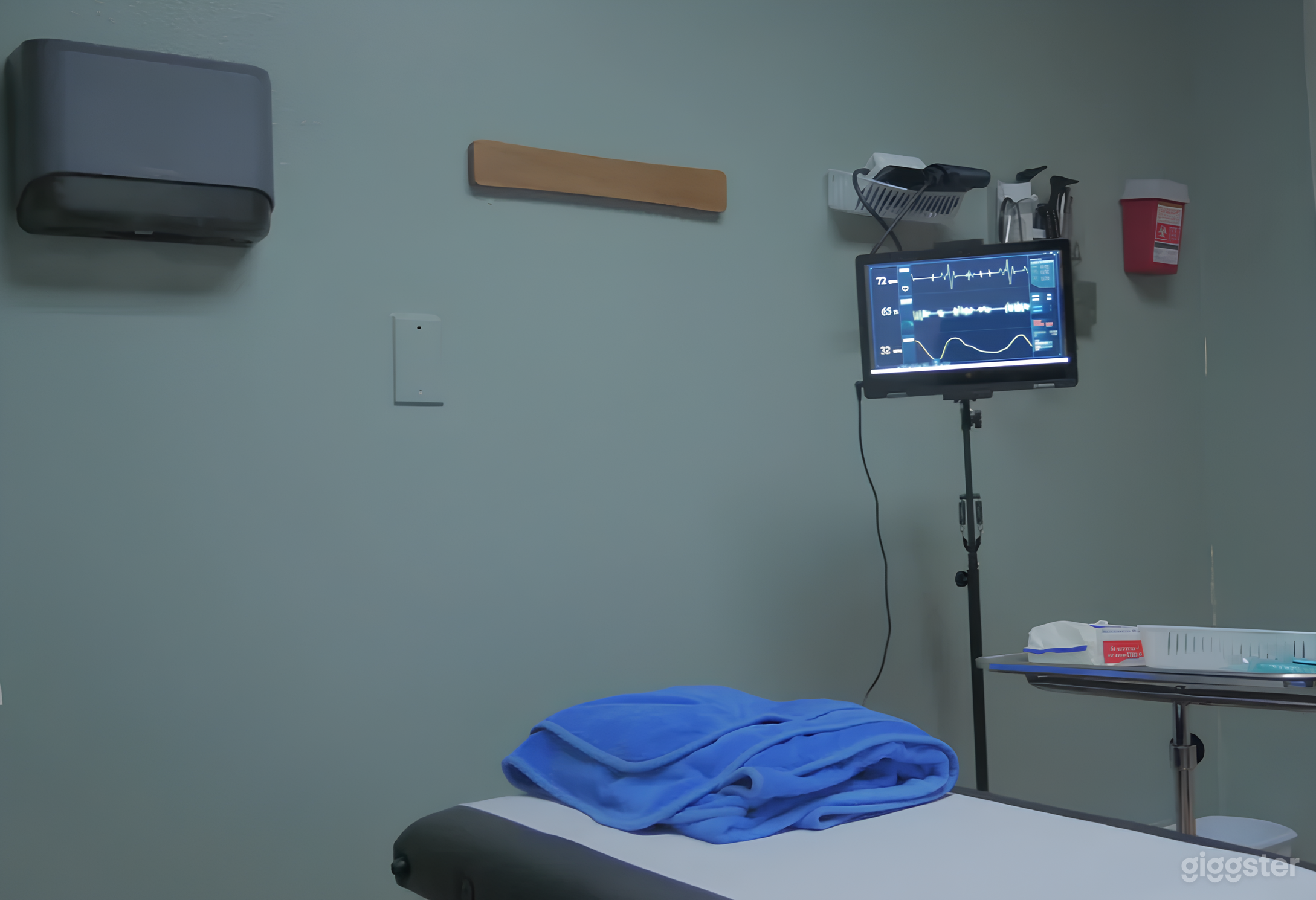 Doctor's Office Set / Hospital Room Photo 4