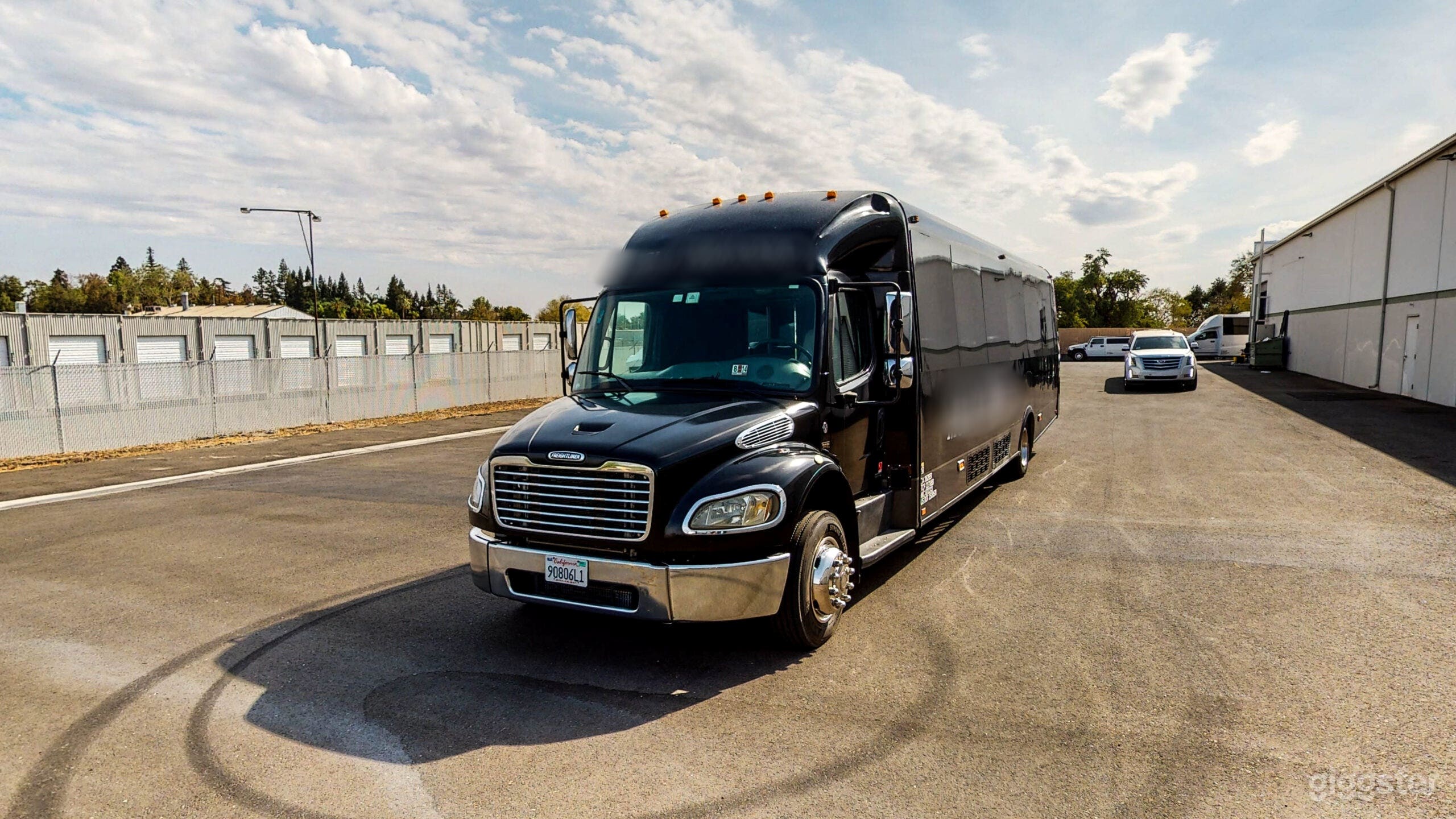 Freightliner Limo Bus Photo 1