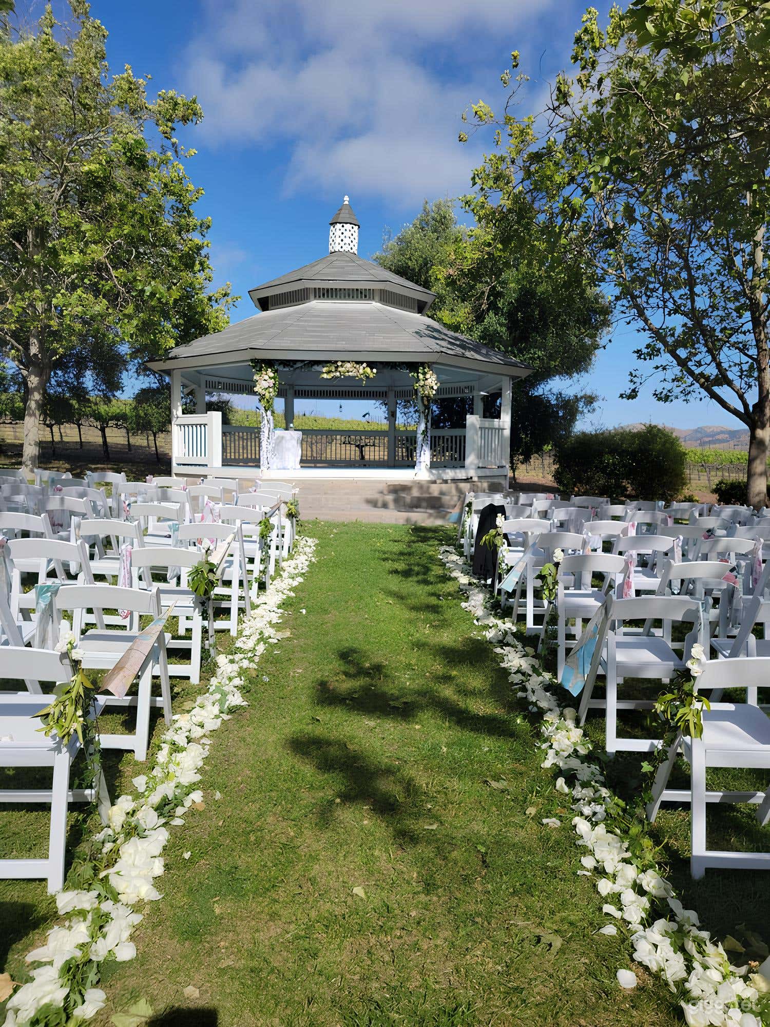 Charming Wedding Gazebo  Photo 2