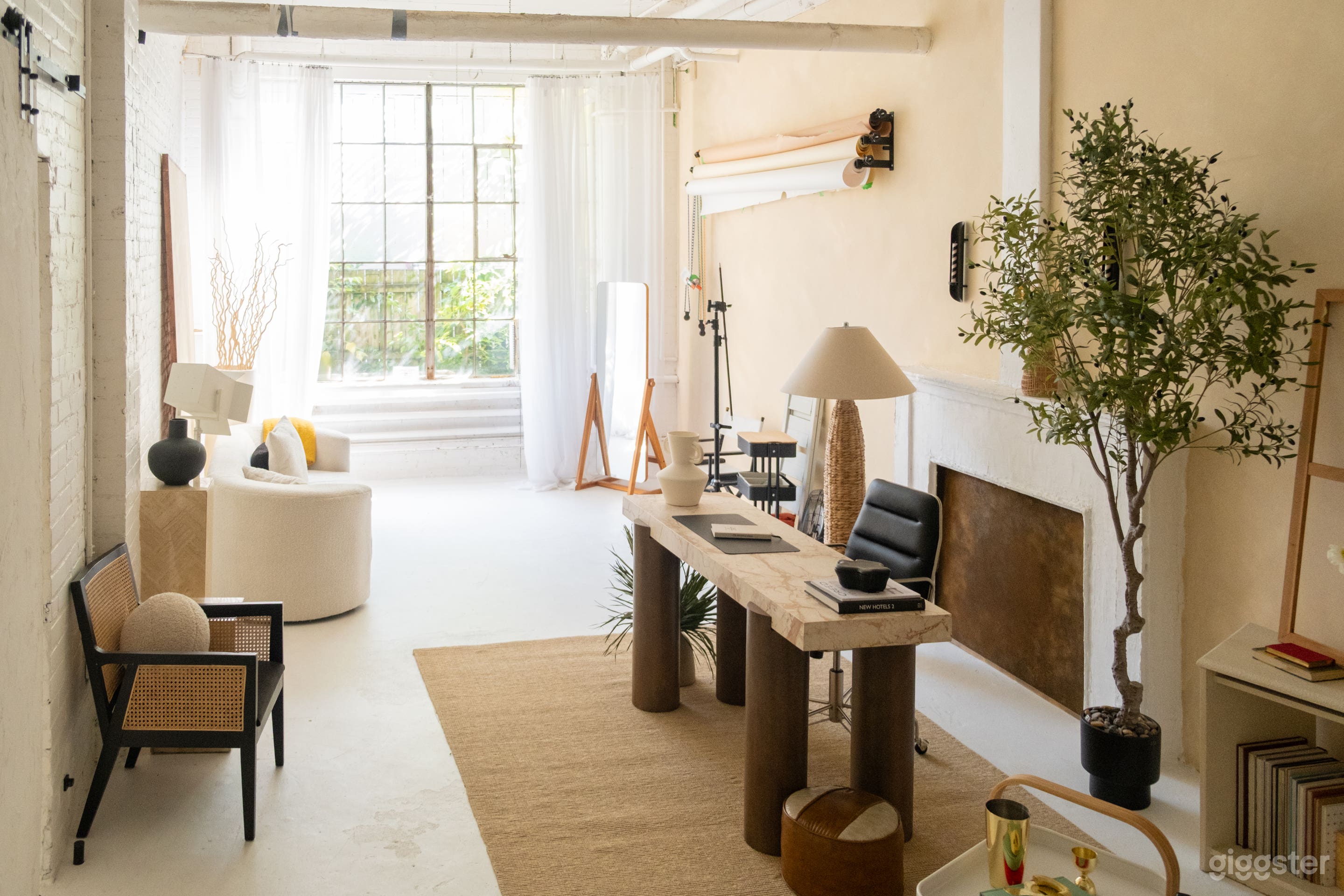 Natural Light Downtown Bright Hard Loft Studio Photo 1