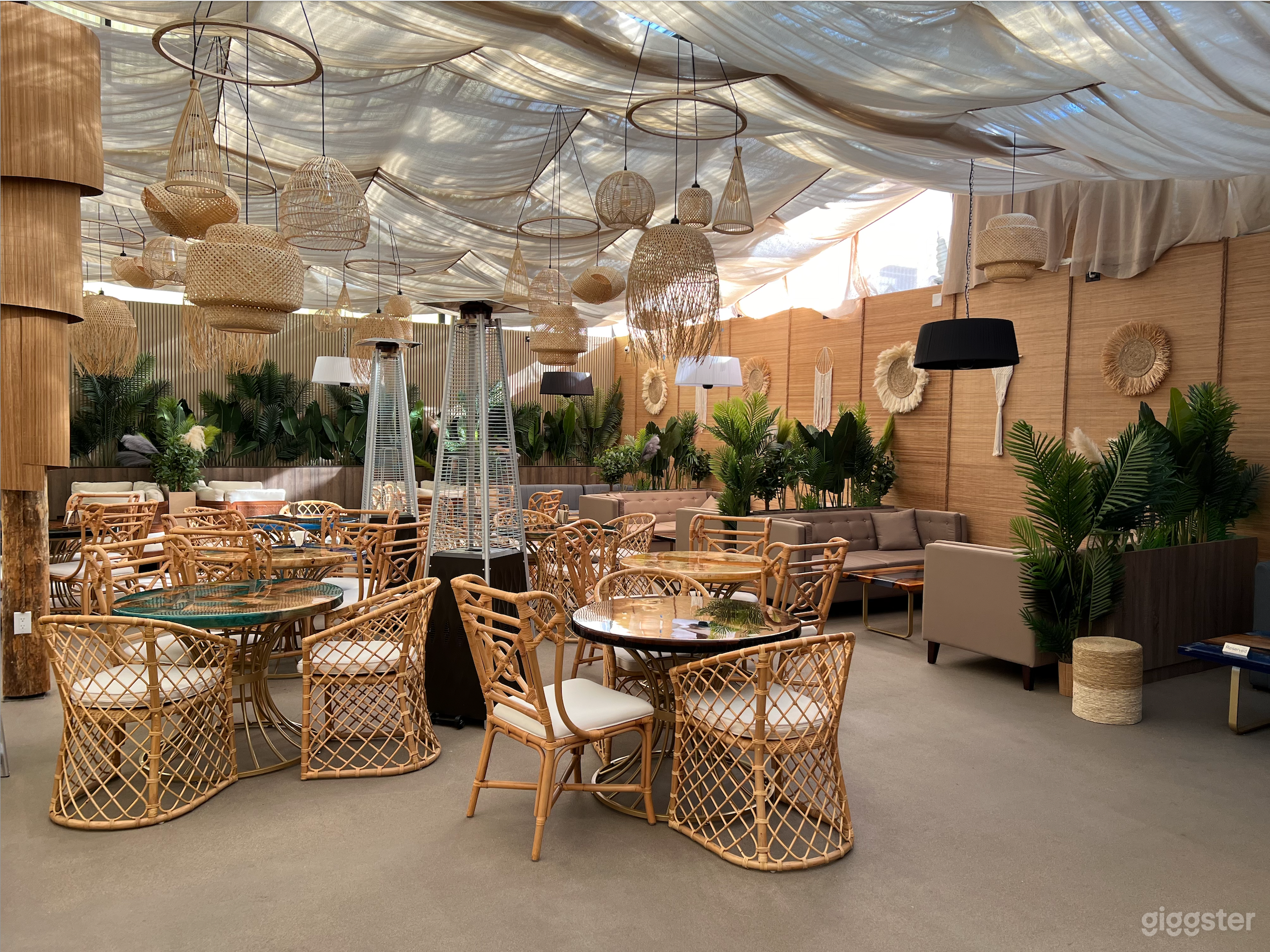 Modern and Uniquely Decorated Restaurant Photo 4