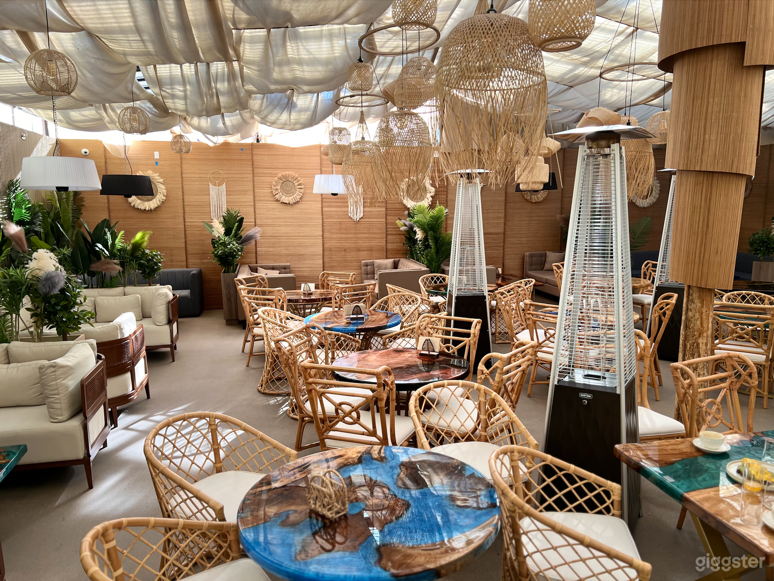 Modern and Uniquely Decorated Restaurant Photo 2