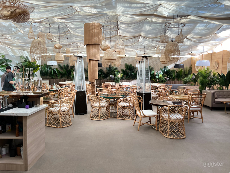  Modern and Uniquely Decorated Restaurant 