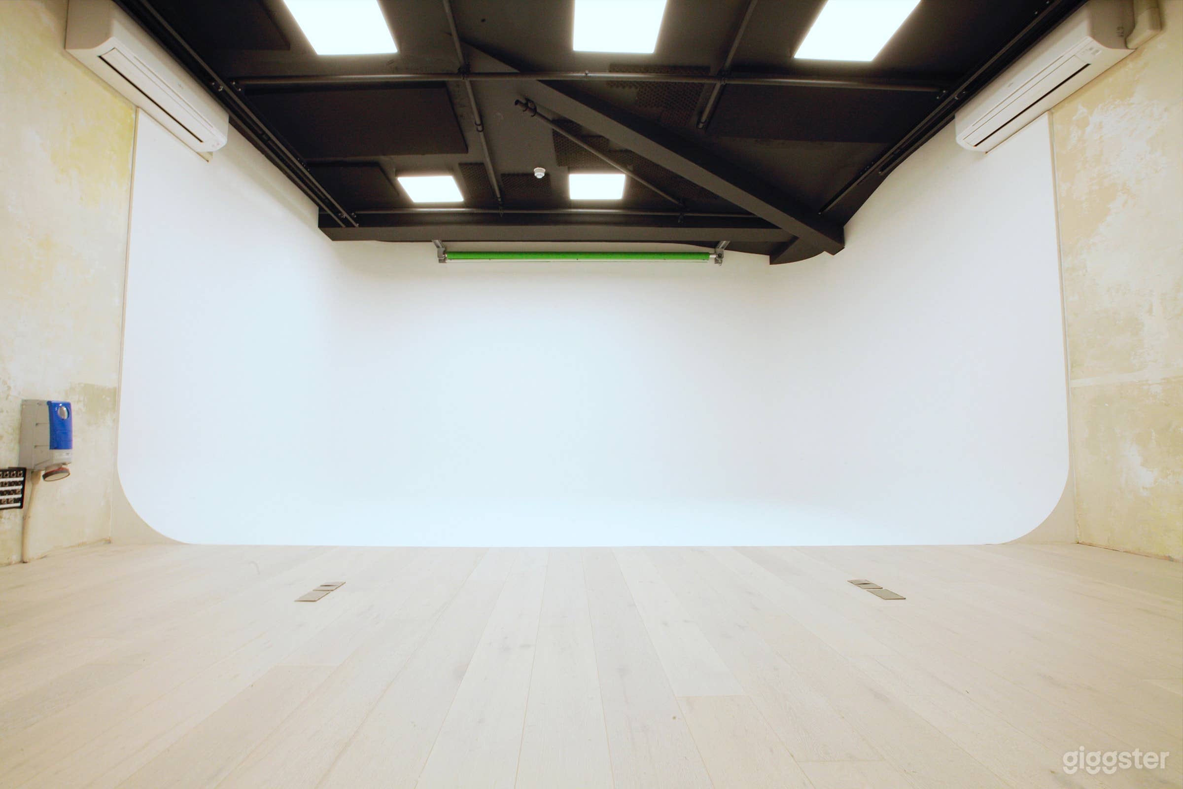 Multi-functional Hybrid Film &amp; TV Studio Photo 1