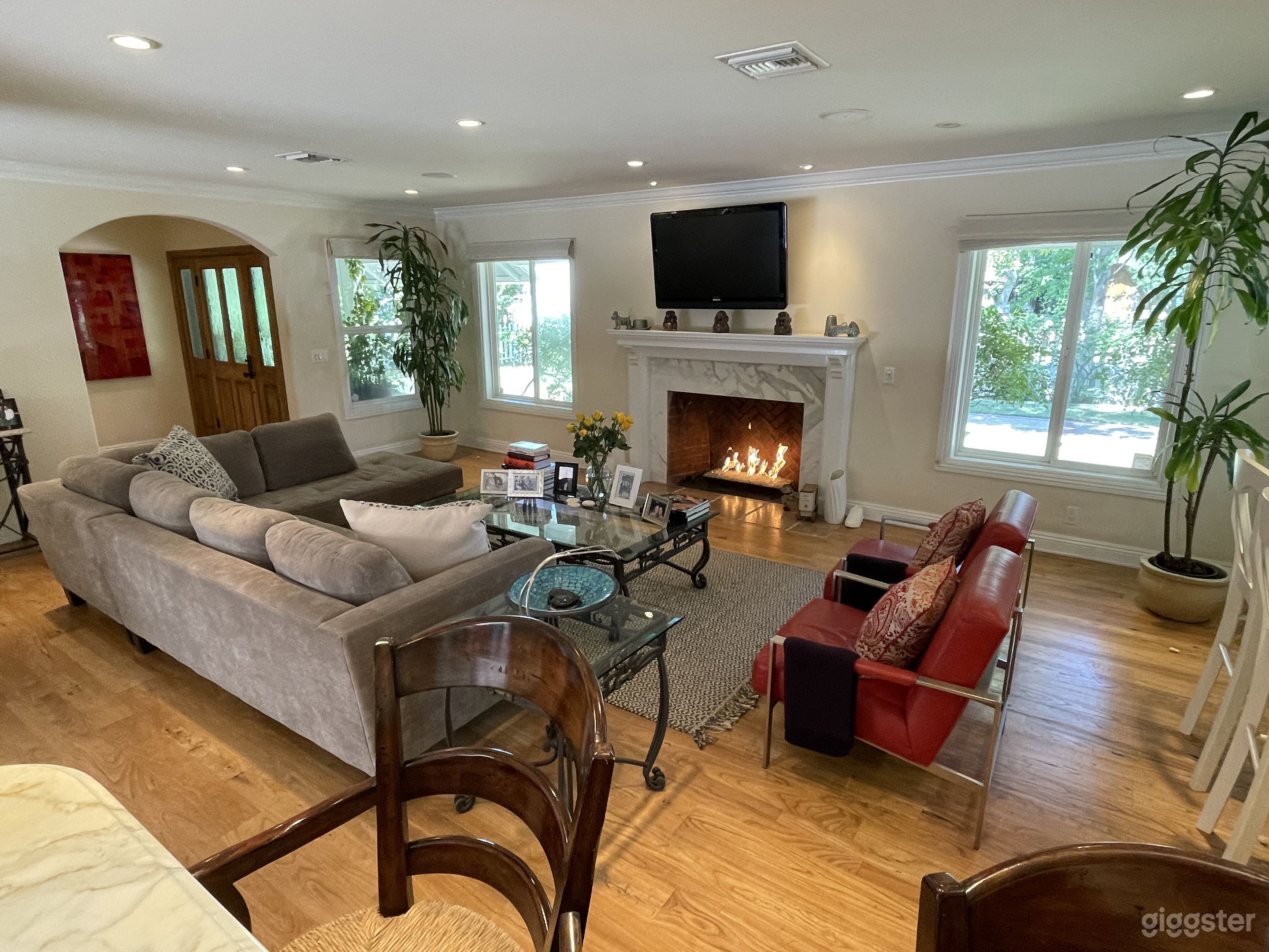 Beautiful, open, bright home in Valley Village Photo 3