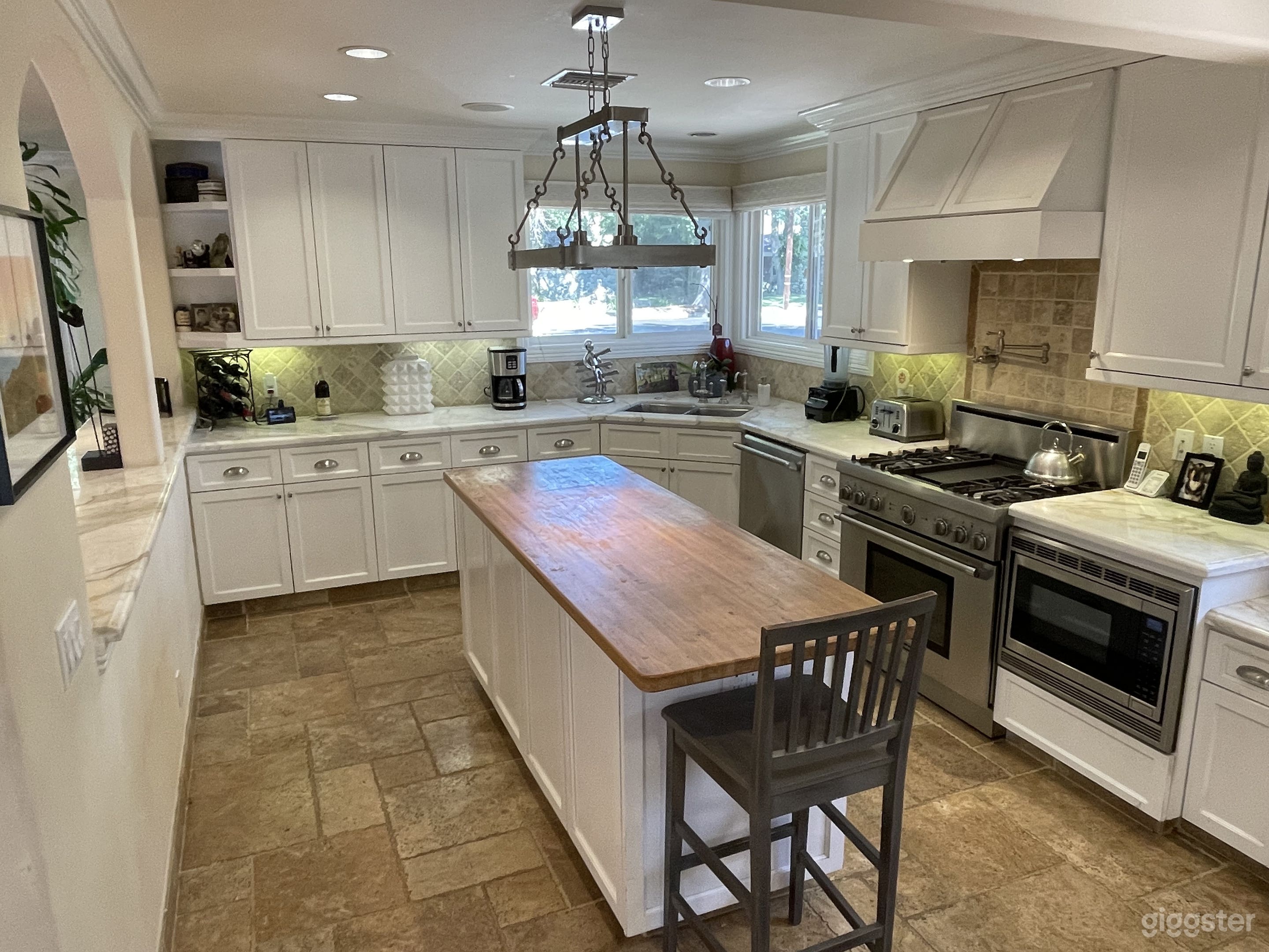 Beautiful, open, bright home in Valley Village Photo 4