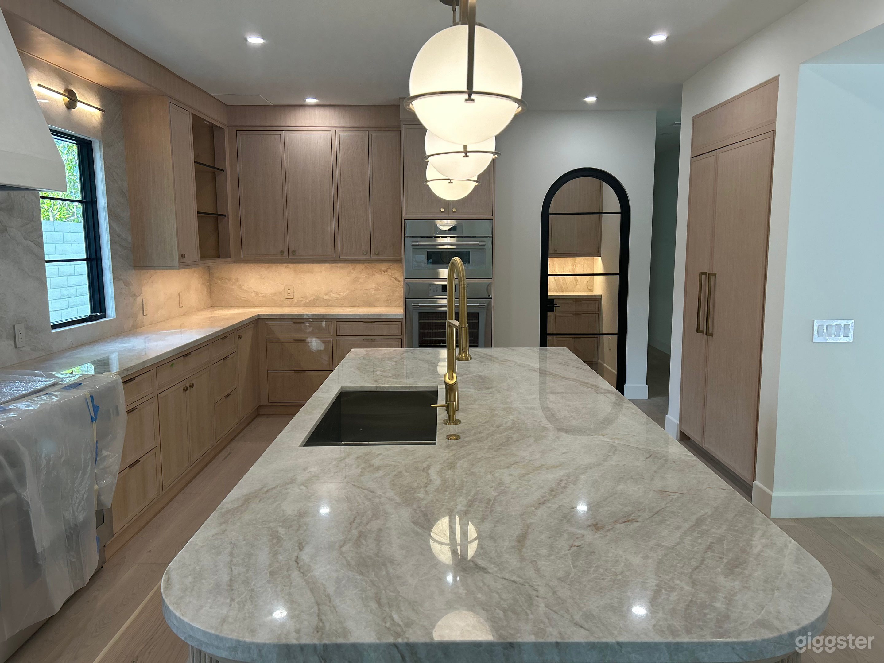 Modern Luxe Tarzana Estate with Designer Kitchen, Pool, Gate Photo 2