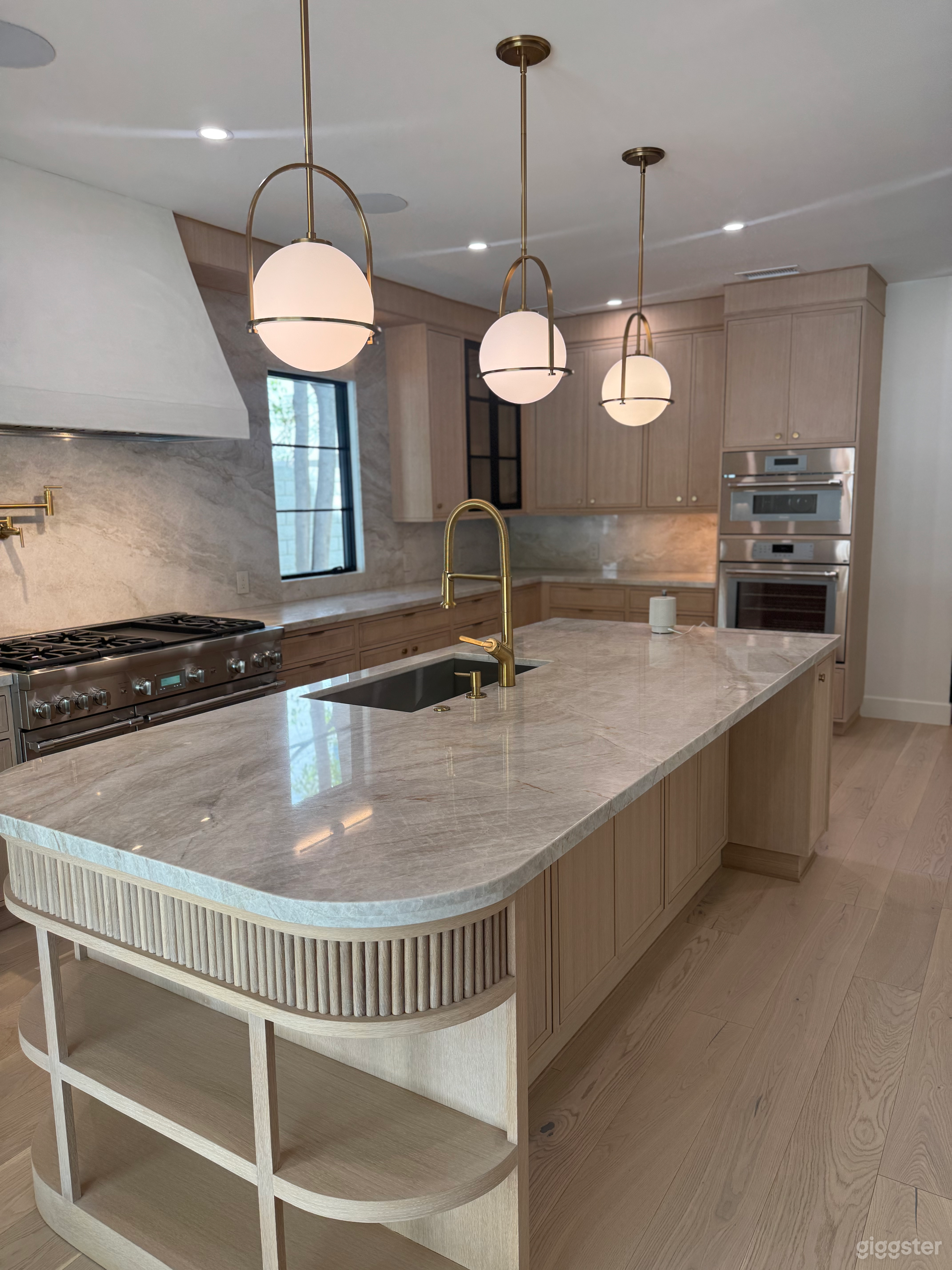 Modern Luxe Tarzana Estate with Designer Kitchen, Pool, Gate Photo 3