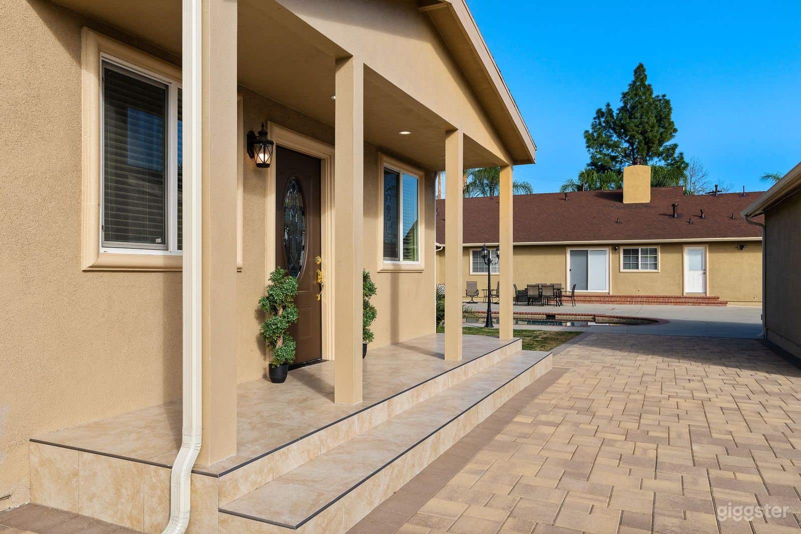 Unfurnished Private Gated Property with large bakyard Photo 2