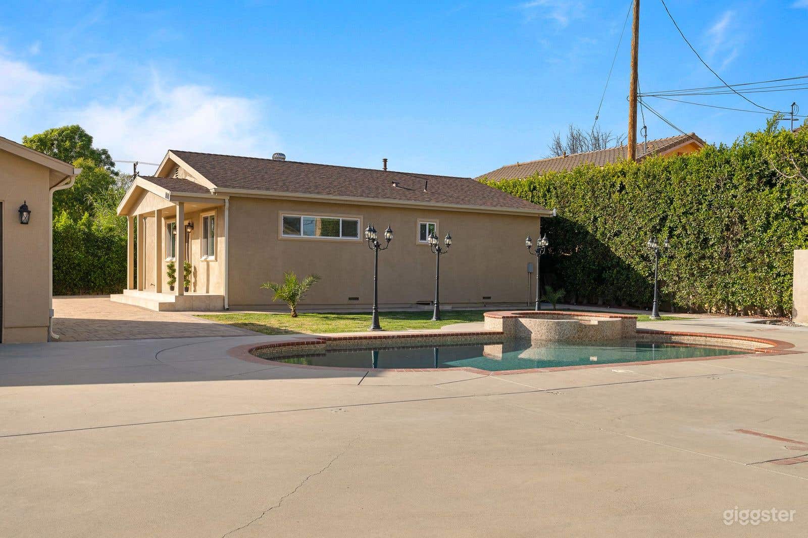 Unfurnished Private Gated Property with large bakyard Photo 3