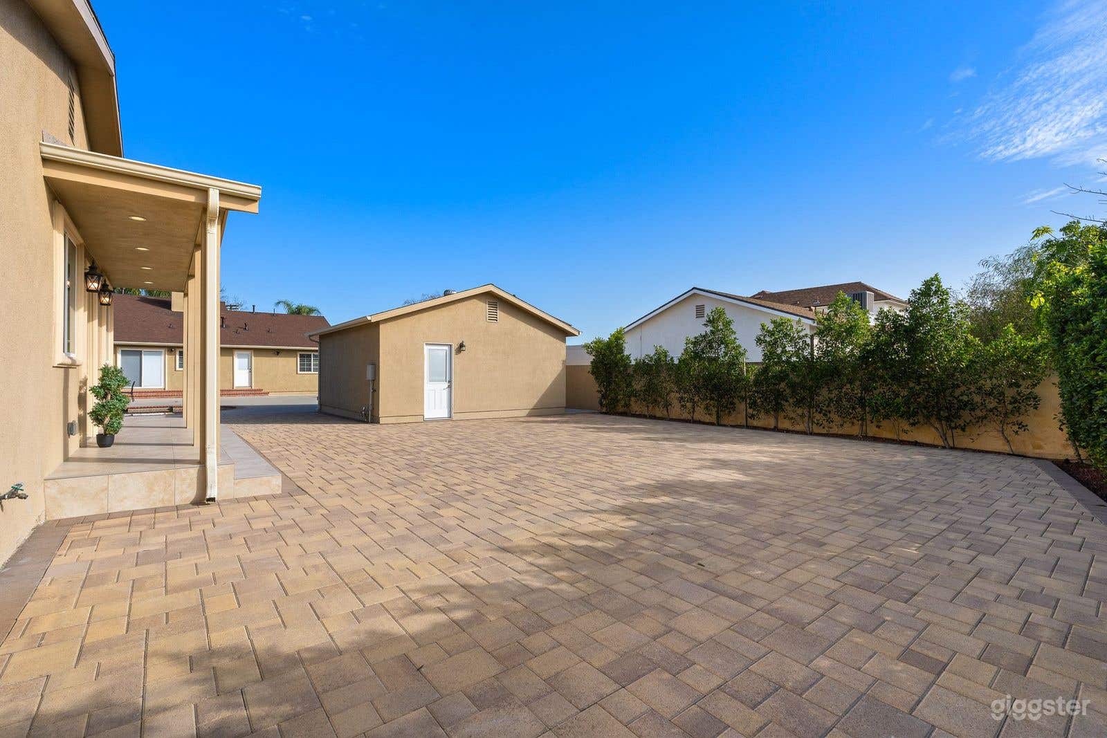 Unfurnished Private Gated Property with large bakyard Photo 4