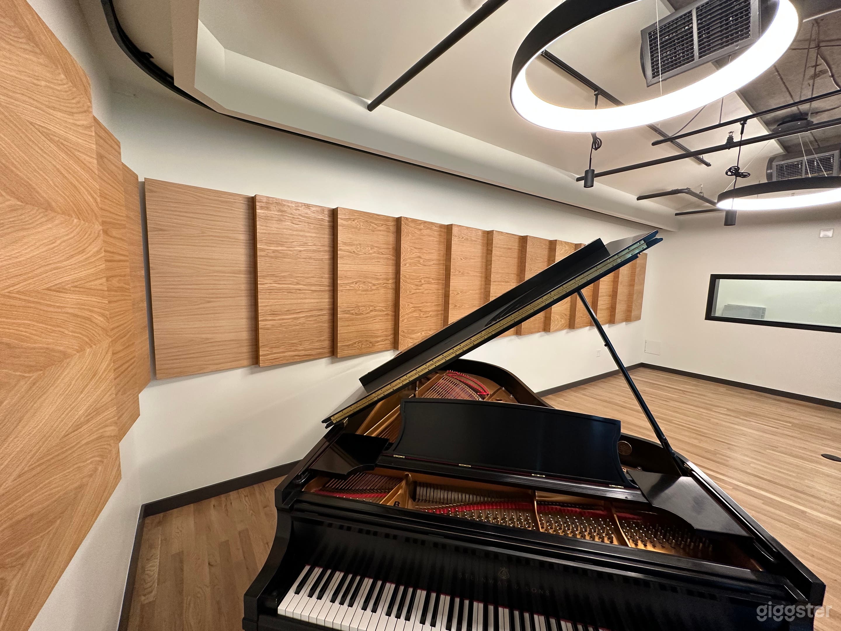 Modern event space with grand piano Photo 2