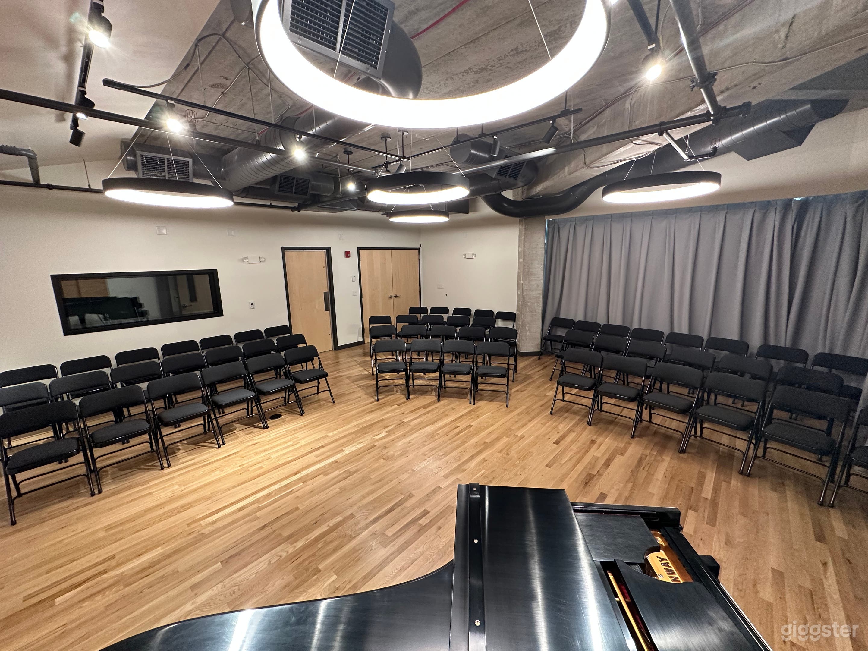 Modern event space with grand piano Photo 3