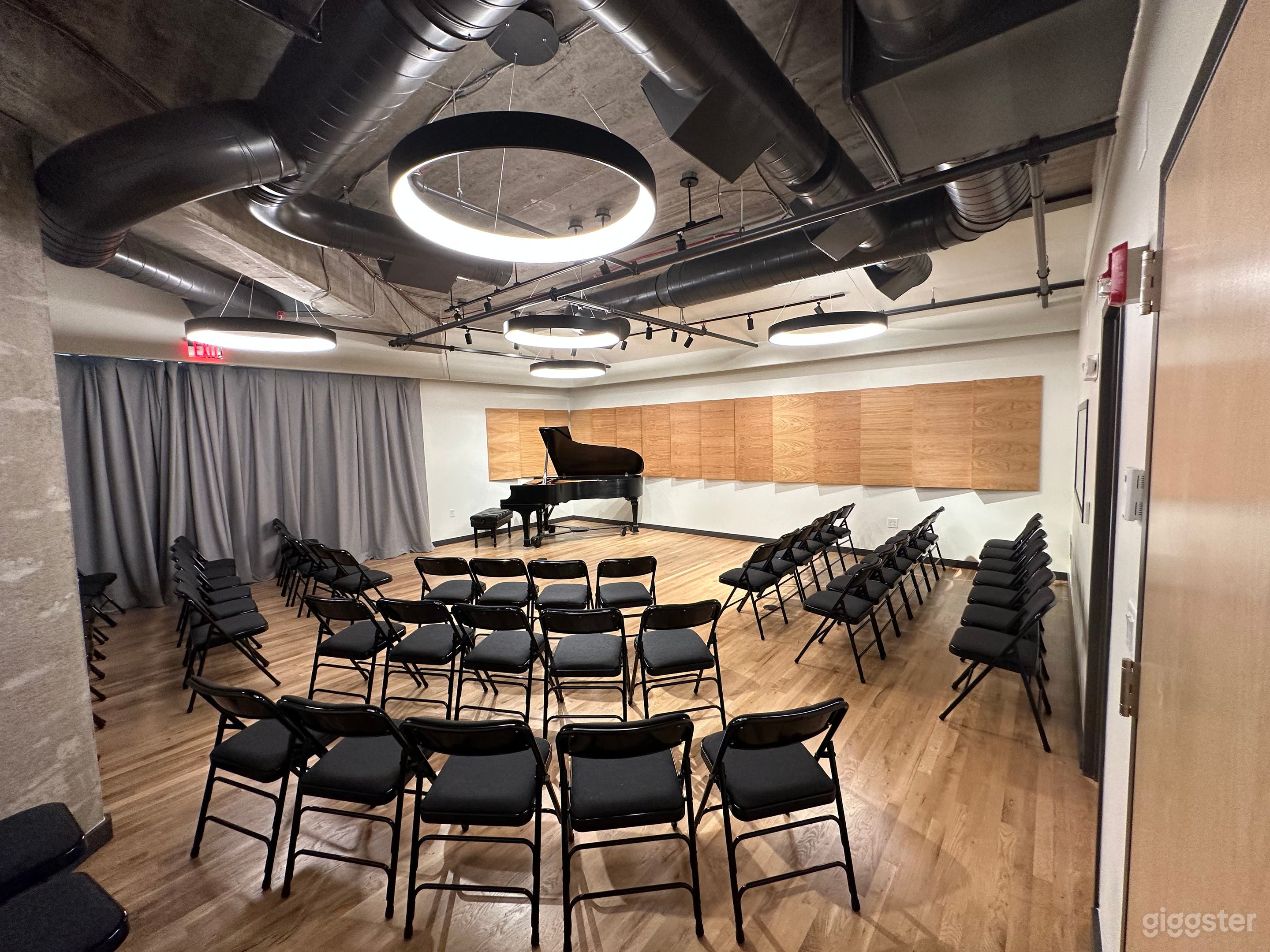 Modern event space with grand piano Photo 1