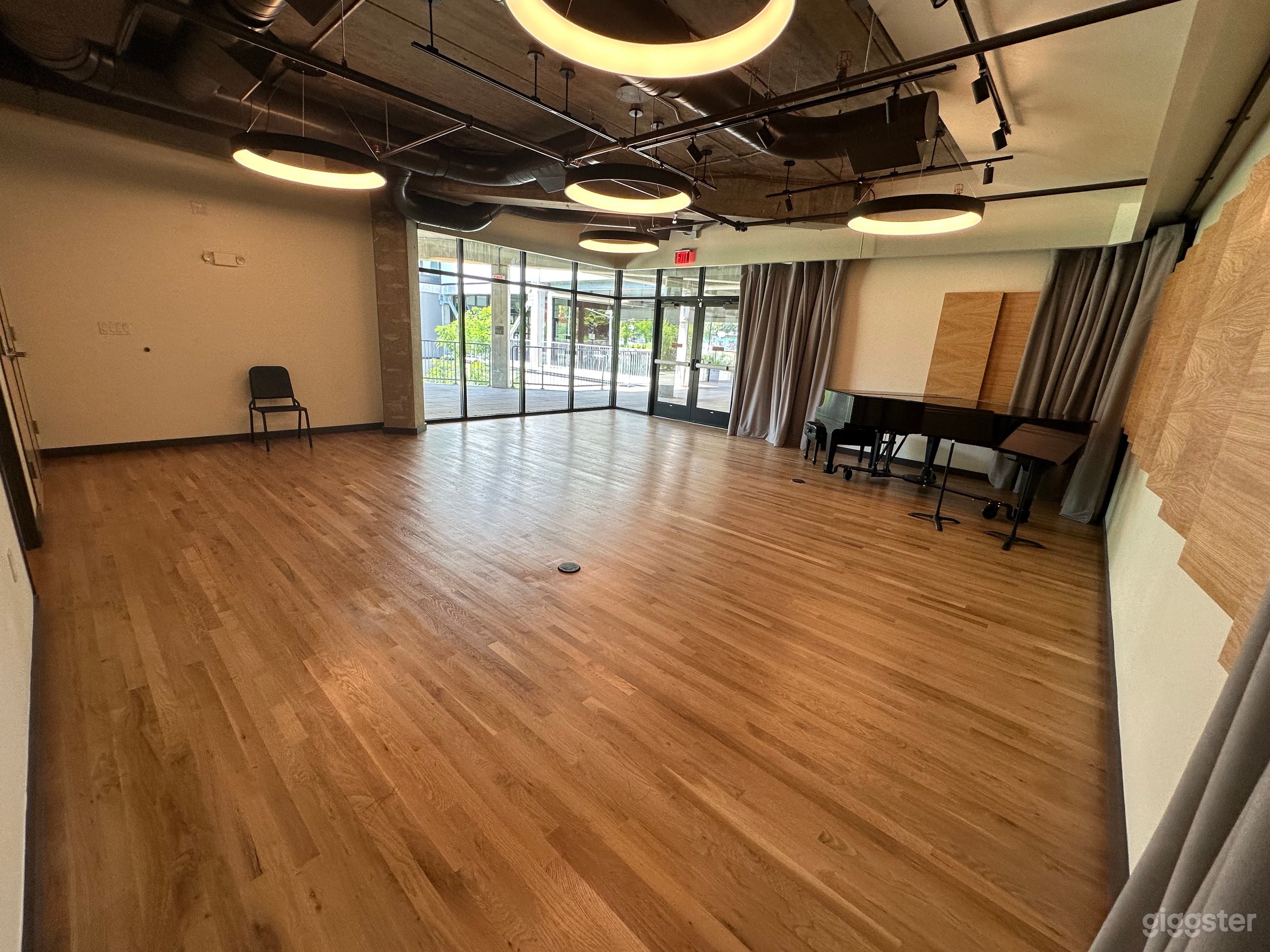 Modern event space with grand piano Photo 4