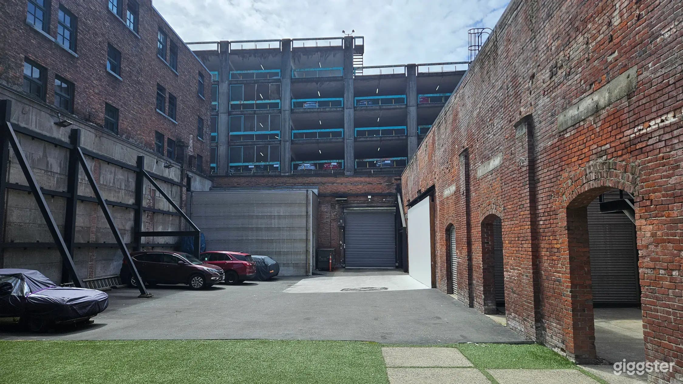 Oldest Brick Building | Studio Courtyard Photo 4