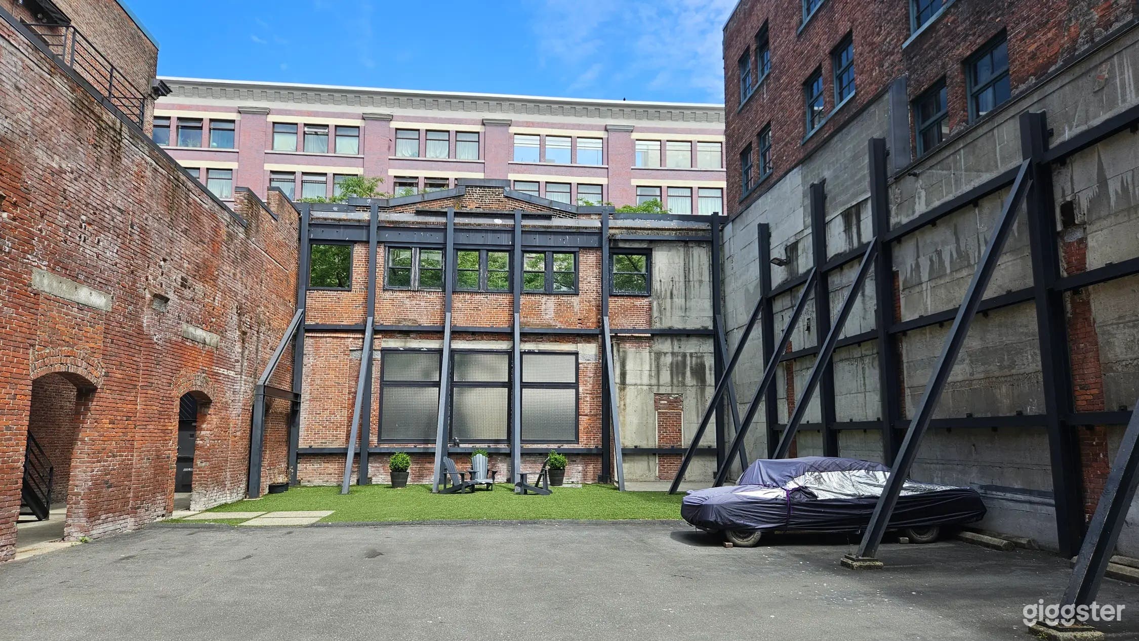 Oldest Brick Building | Studio Courtyard Photo 3