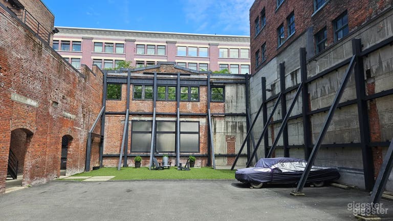  Oldest Brick Building | Studio Courtyard 