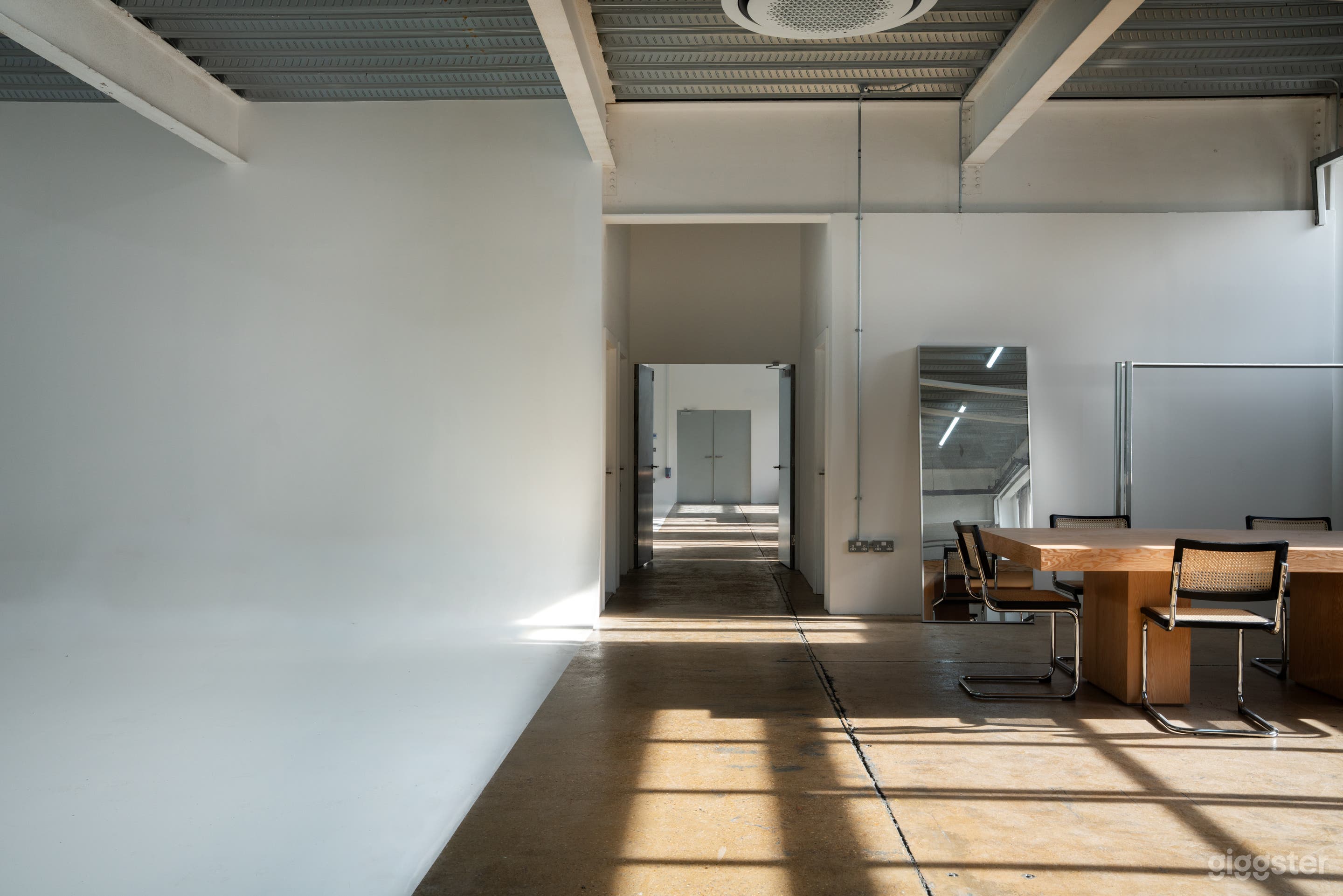 2406 sq ft Natural Daylight Photography Studio 01 Photo 2