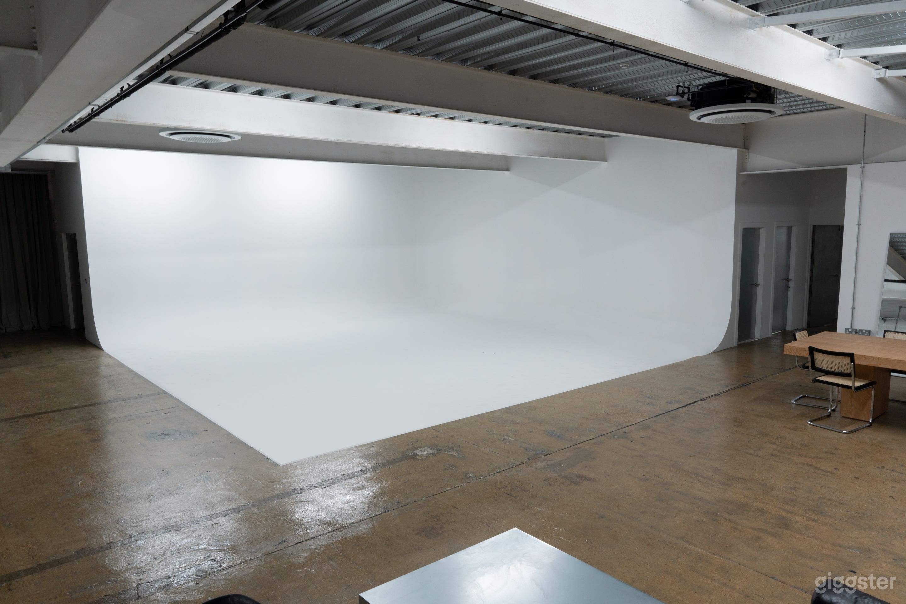 2406 sq ft Natural Daylight Photography Studio 01 Photo 1