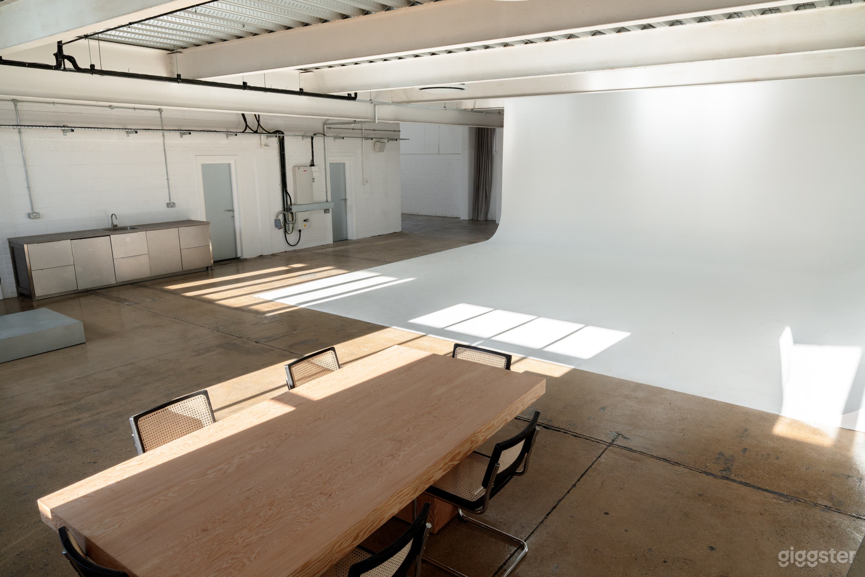 2406 sq ft Natural Daylight Photography Studio 01 Photo 3