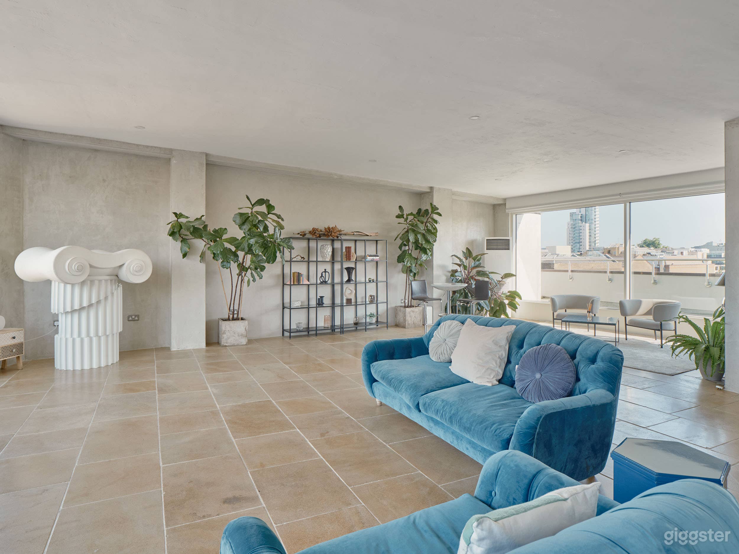 Penthouse with Natural Light Photo 4