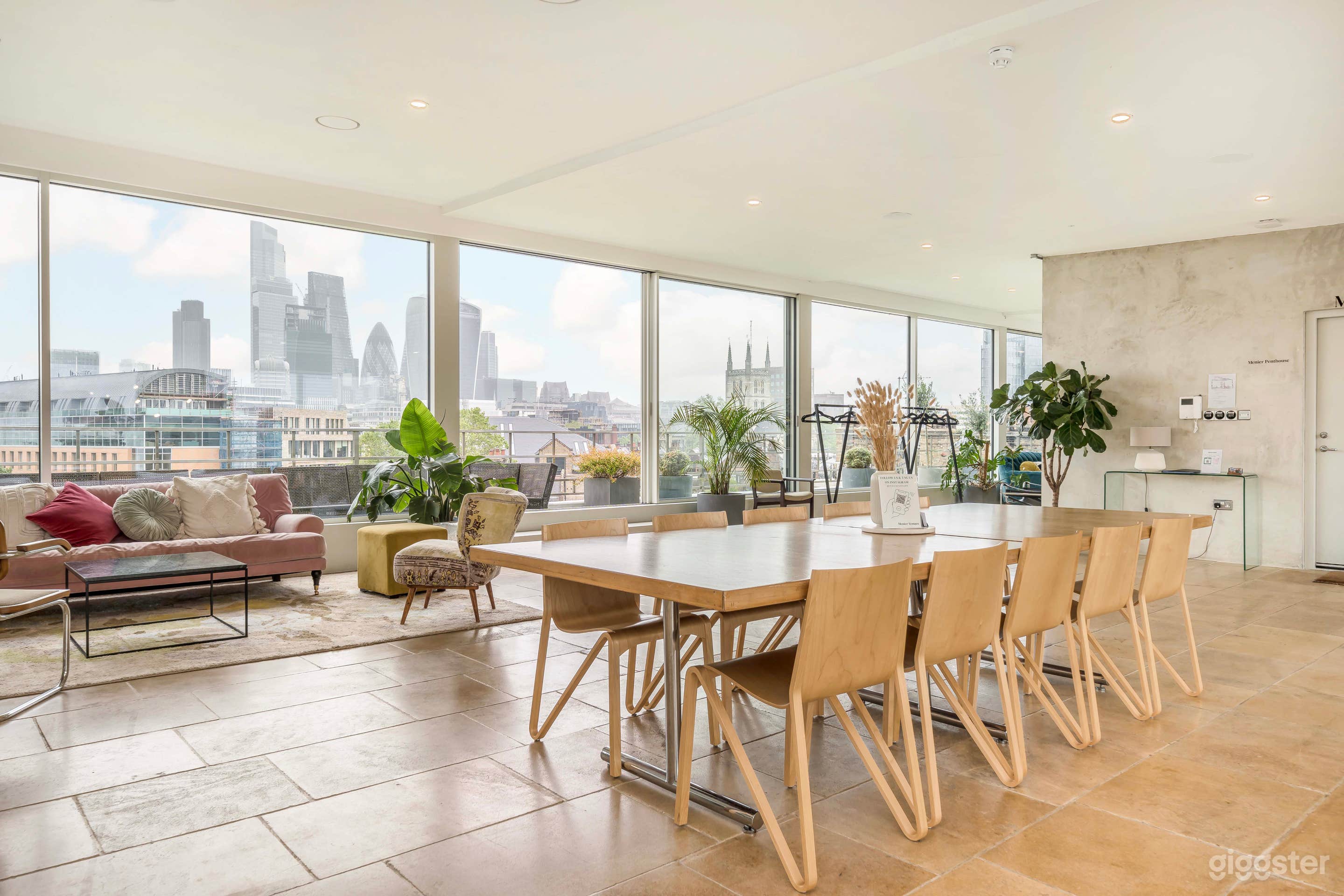 Penthouse with Natural Light Photo 2