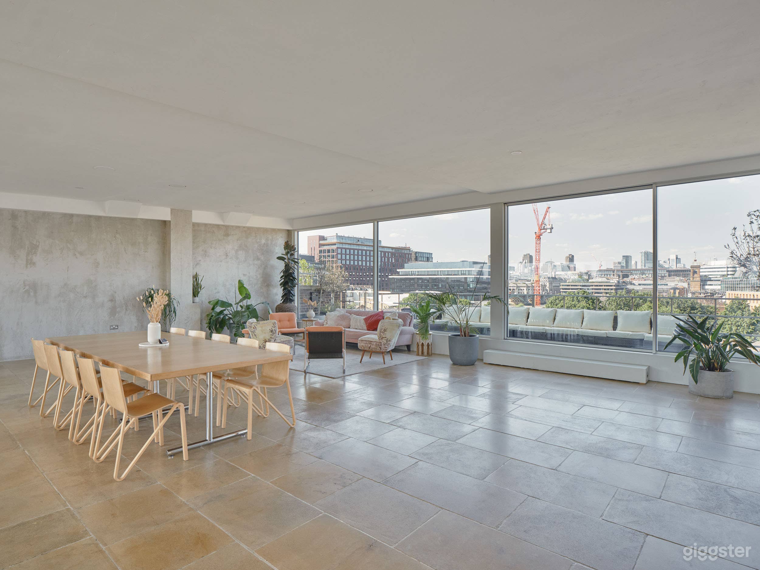Penthouse with Natural Light Photo 3