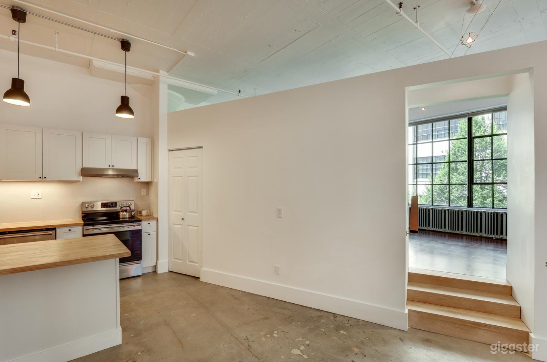 Industrial Corner Loft - Portland Pearl District Photo 3