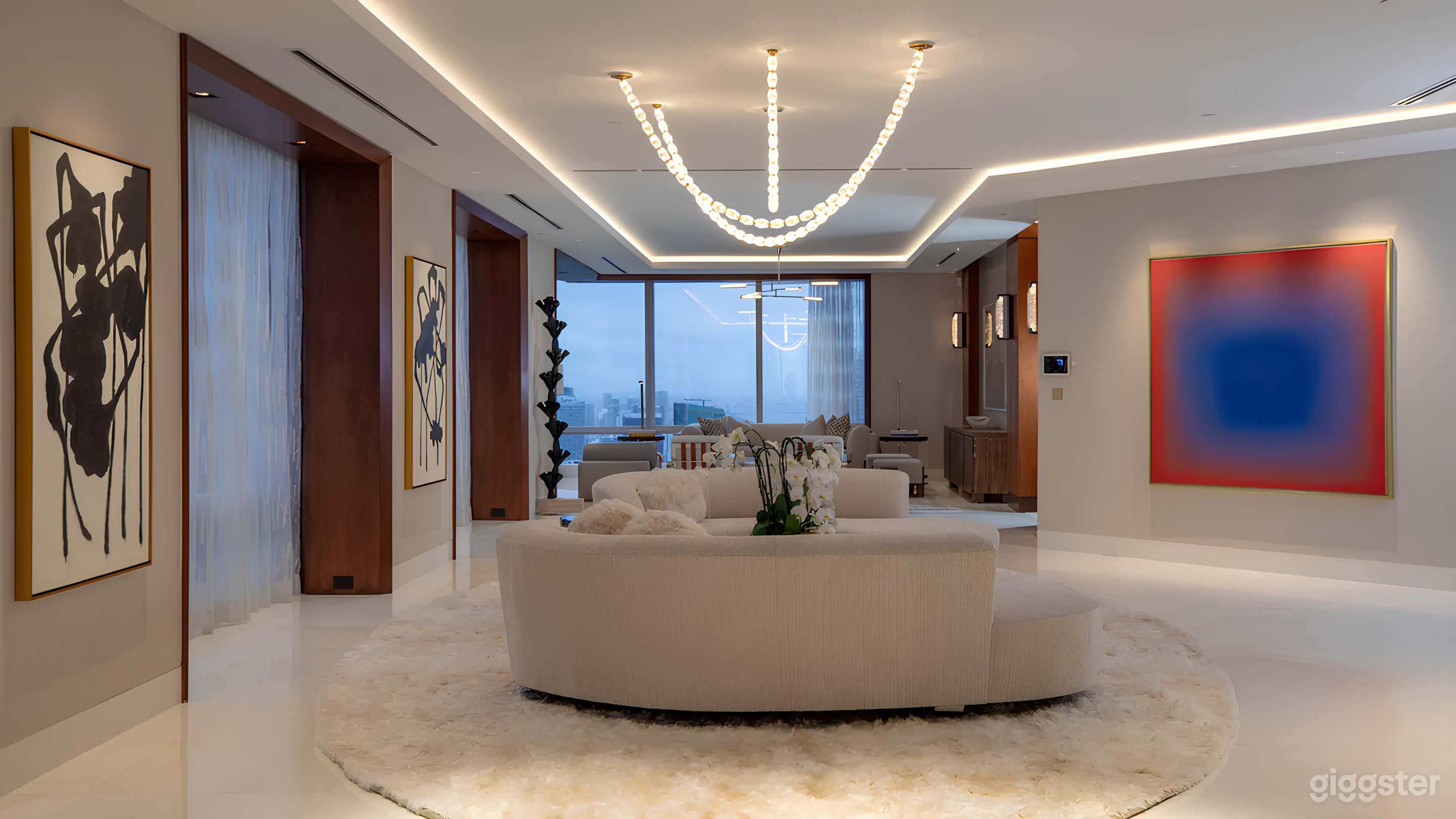 70th Floor Penthouse with Panoramic Views Photo 2