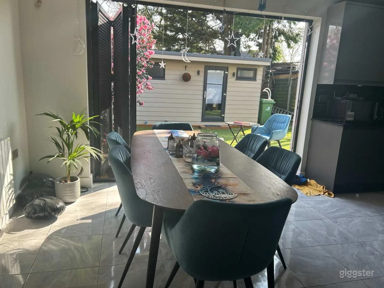  Modern Living and Dining Space with Large Garden 