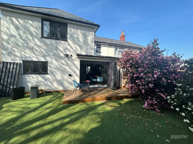  Modern Living and Dining Space with Large Garden 